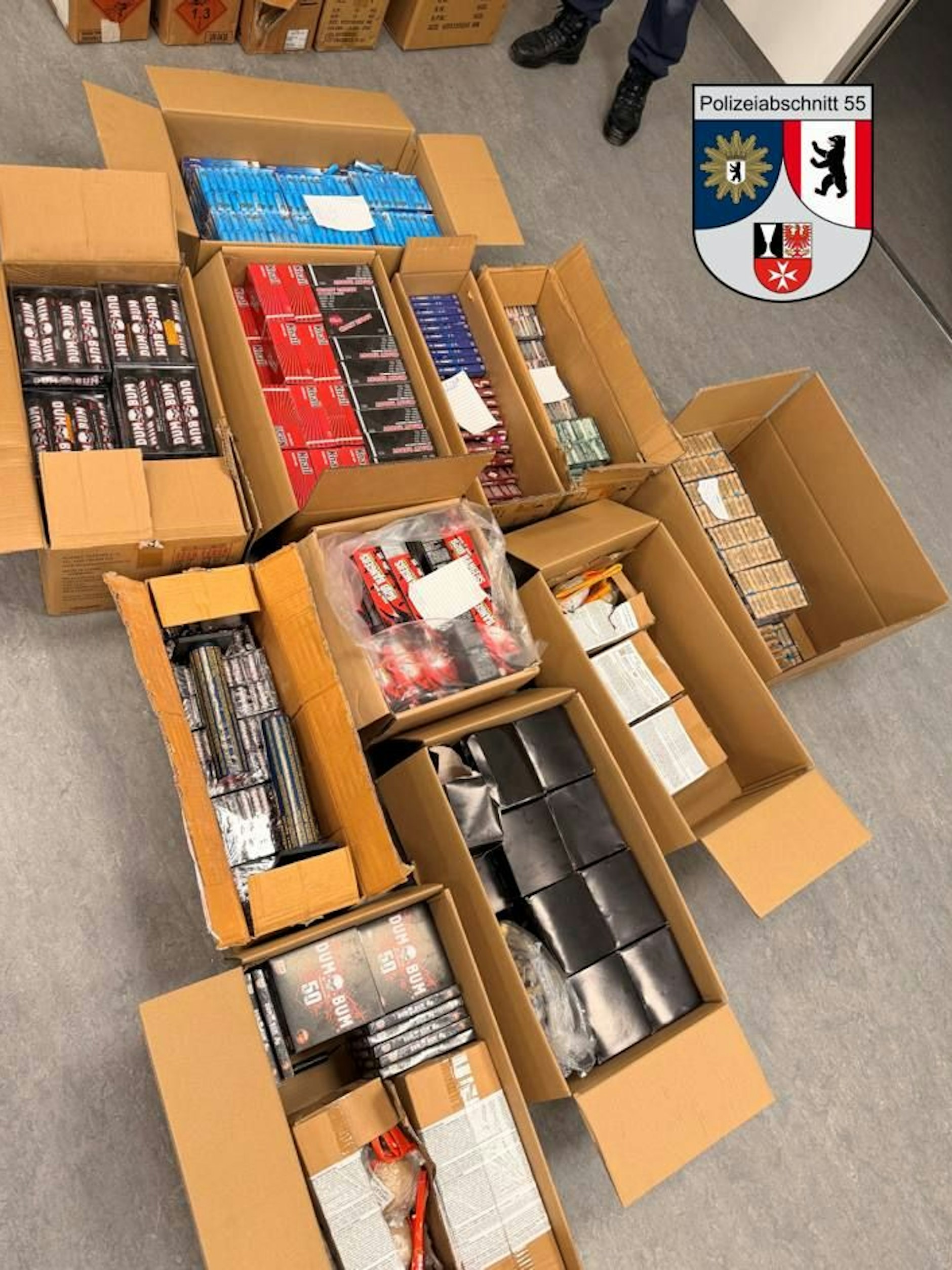 Der Mann verkaufte aus dem Auto nicht nur Kugelbomben, sondern auch jede Menge anderes illegales Feuerwerk.