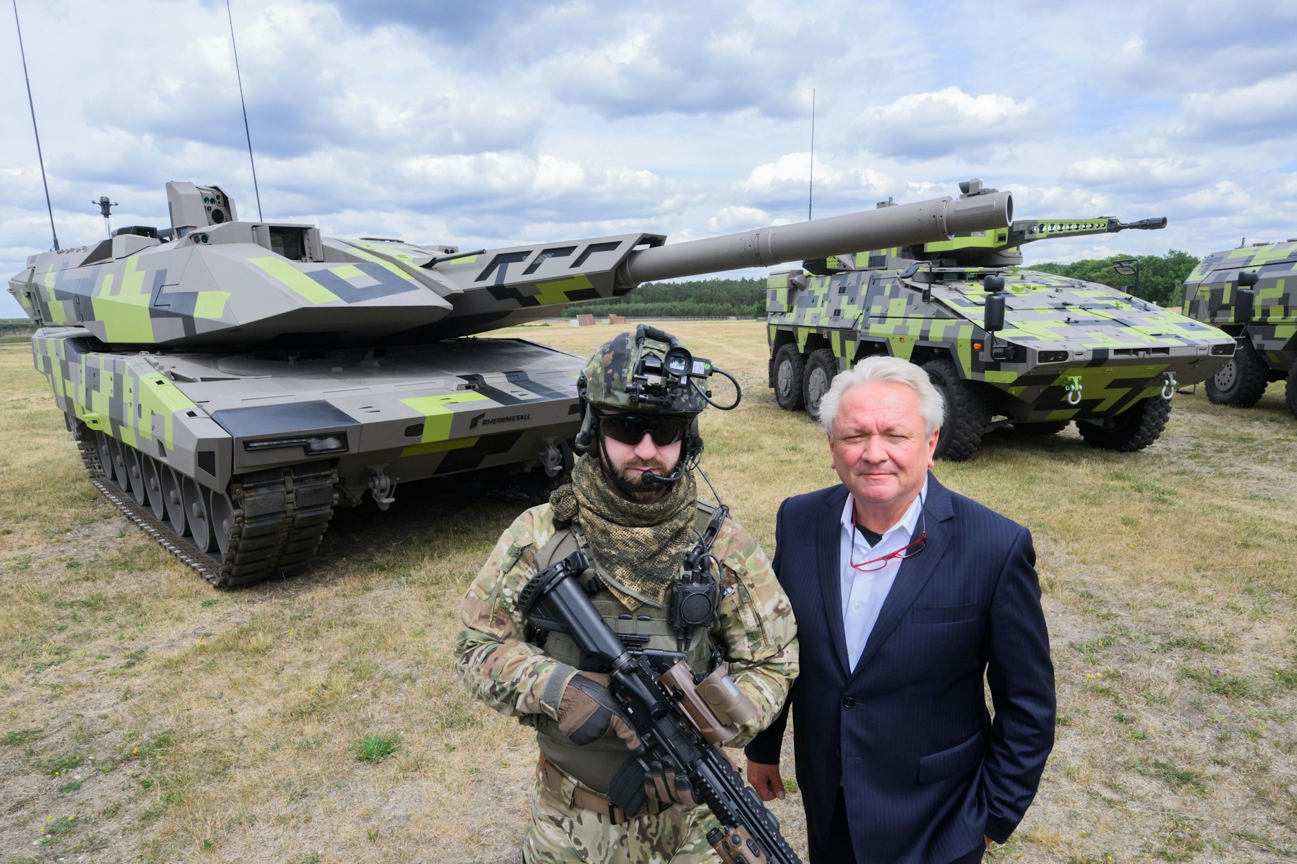 Der Rheinmetall-Vorstandsvorsitzende Armin Papperger und ein Soldat stehen vor einem Kampfpanzer Panther KF51.