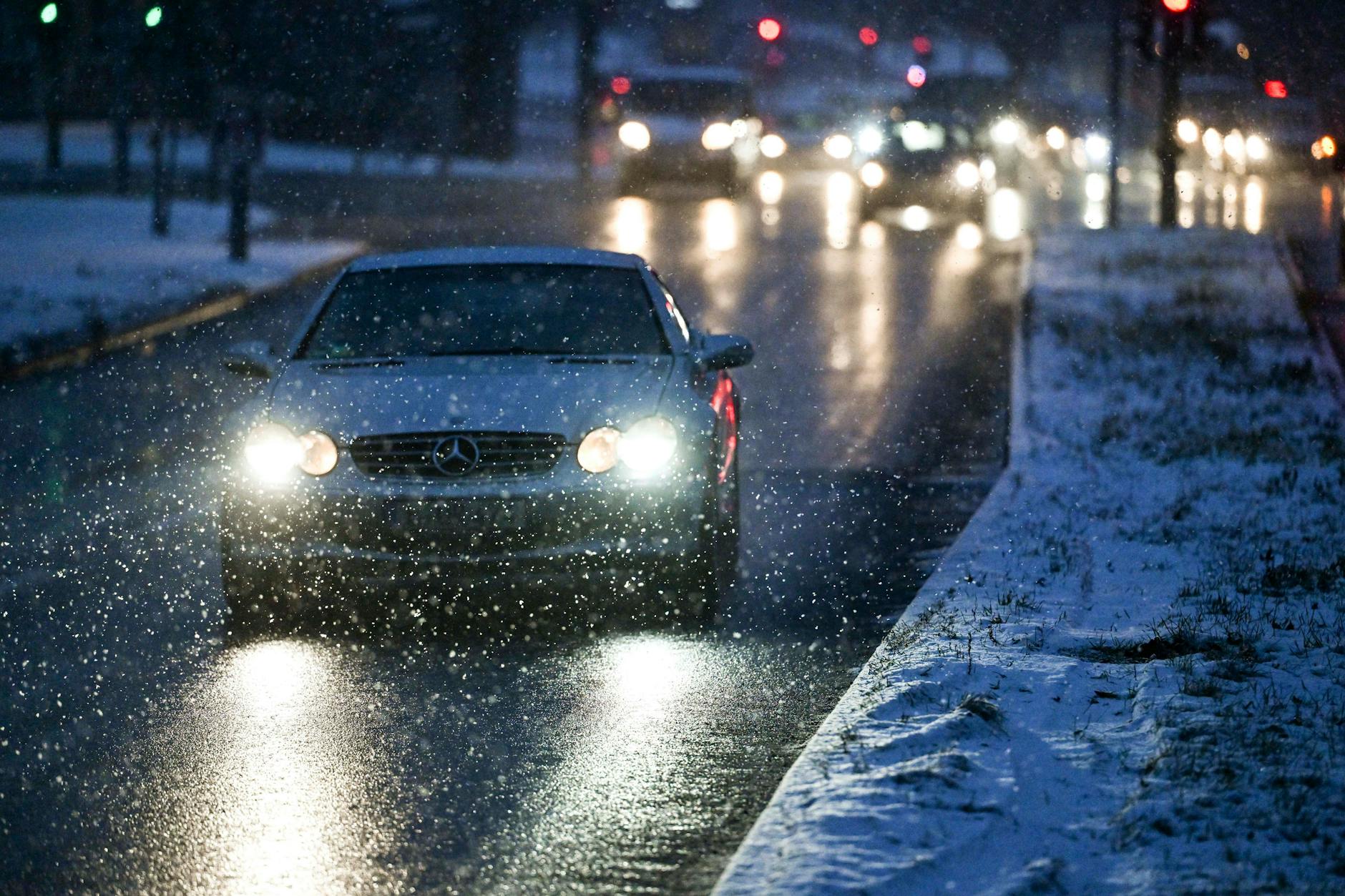 In der Nacht auf Neujahr kann es aufgrund frostiger Temperaturen und Nieselregen zu Straßenglätte kommen. Wer mit dem Auto unterwegs ist, fährt besser vorsichtig.