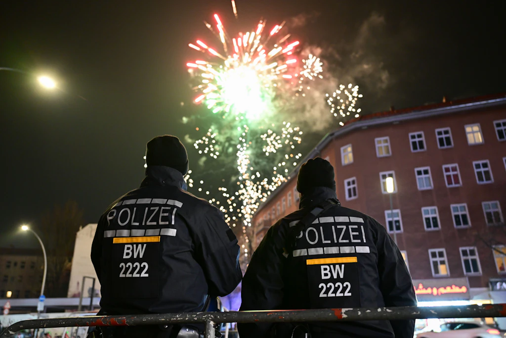 Blog zu Silvester: 100 Festnahmen ++ Angriffe auf Polizisten ++ Ringbahn steht wegen Brand still