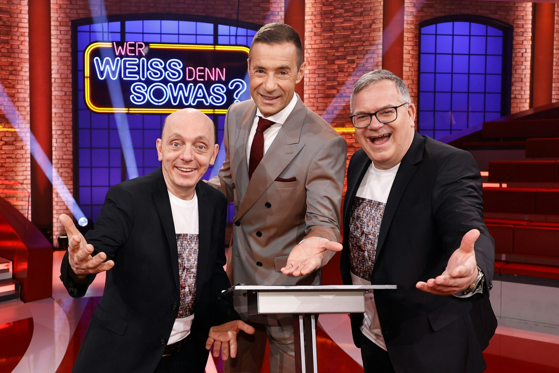 Die ursprüngliche Besetung von „Wer weiß denn sowas?“: Moderator Kai Pflaume (M.) und seine Rateteam-Kapitäne Bernhard Hoëcker (l.) und Elton (r.). Heute ist Wotan Wilke Möhring anstelle von Elton Teamkapitän.