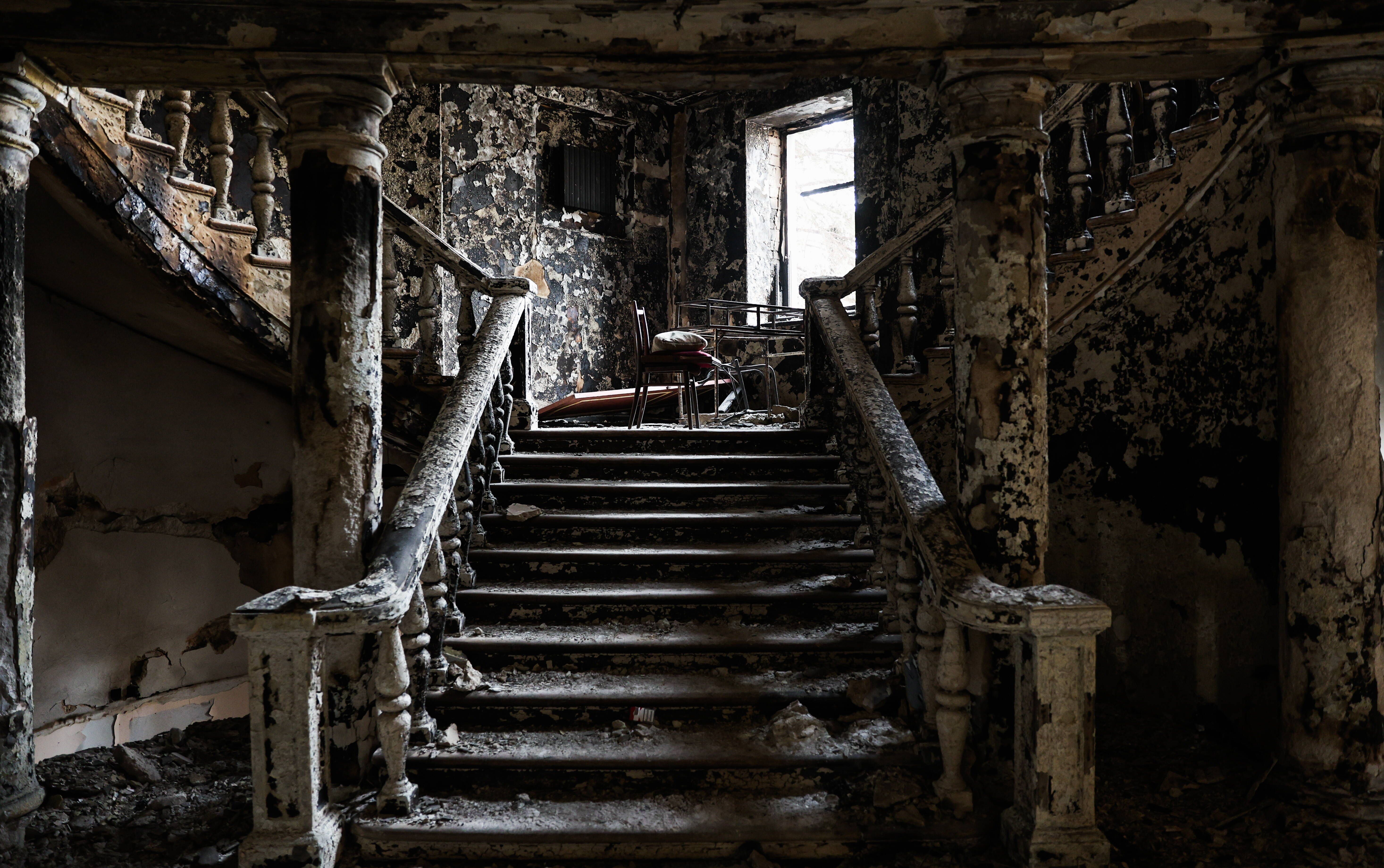 Die russischen Besatzer feiern eine Gala in dem von ihnen selbst zerbombten Theater in Mariupol