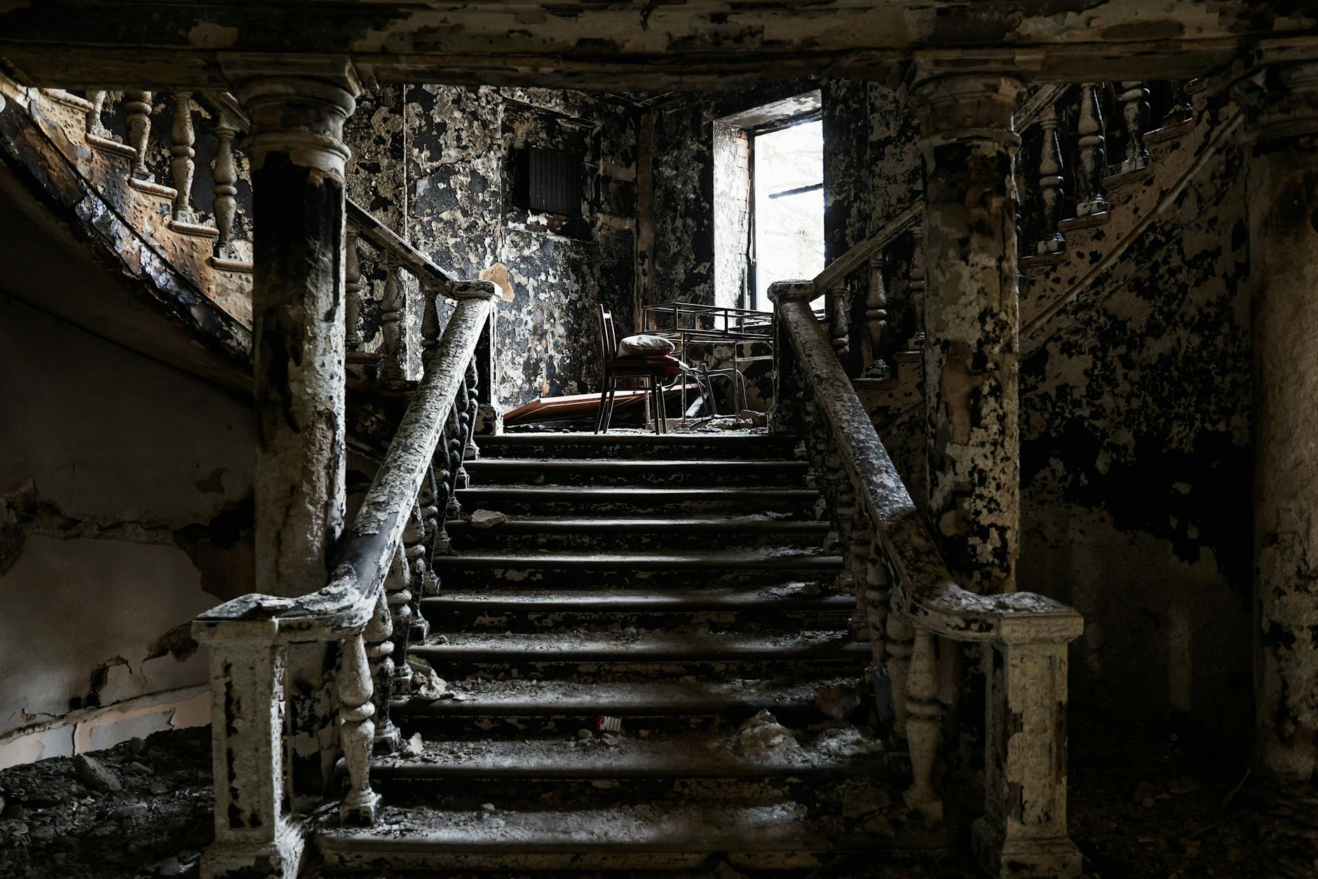 Das ausgebrannte Theater in Mariupol kurz nach der Zerstörung im Frühling 2022