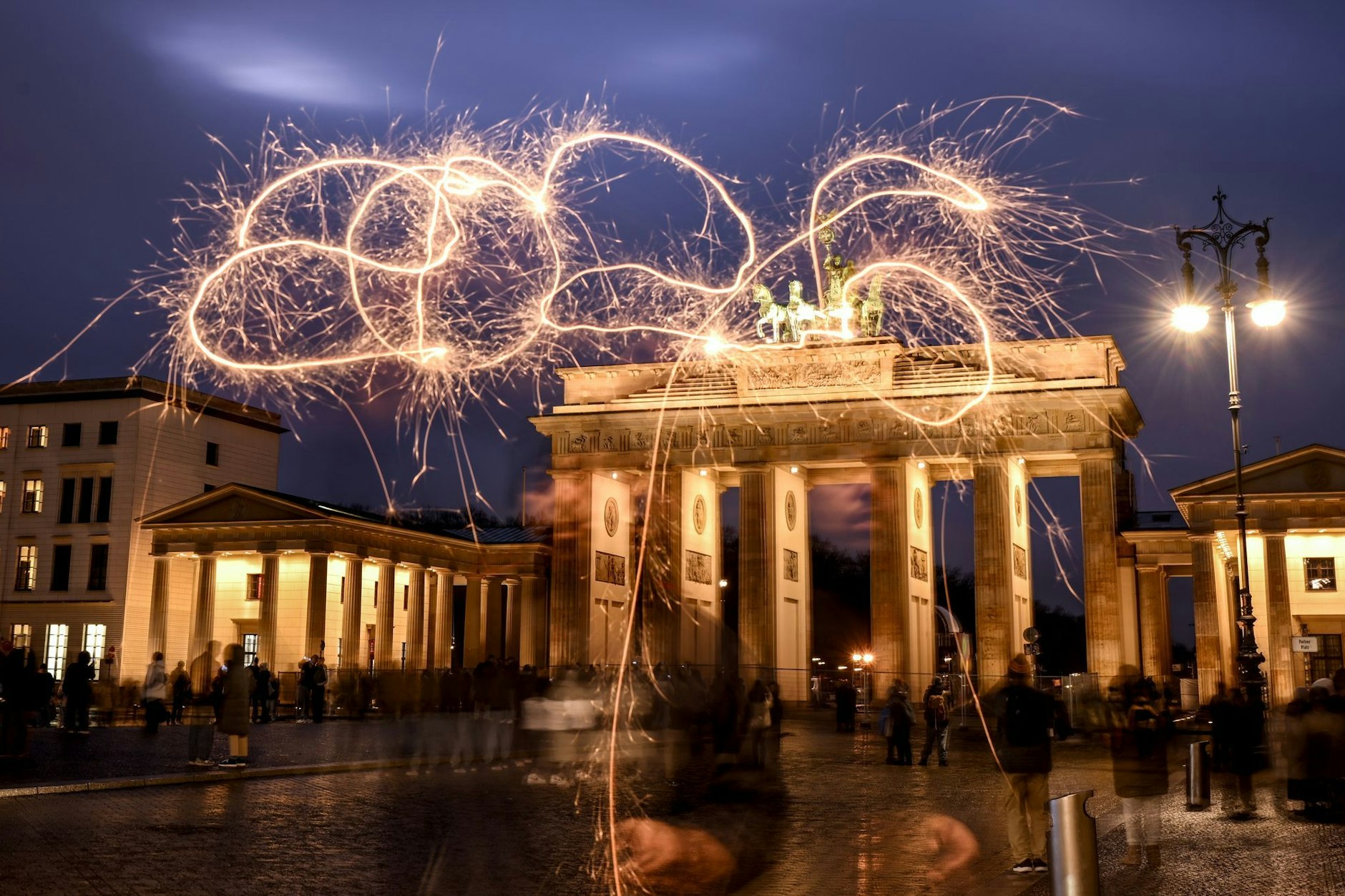 An Silvester wird rund um das Brandenburger Tor gefeiert – mit neuen Partys, Böllerverboten und einem Großeinsatz von Polizei und Feuerwehr.