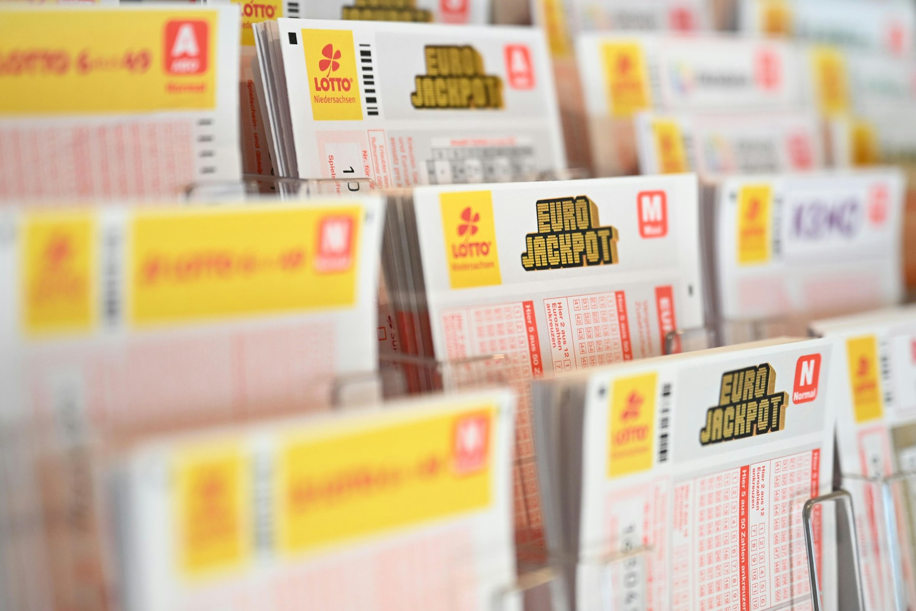 In Deutschland gibt es mit dem Silvester-Tag viele neue Millionäre.