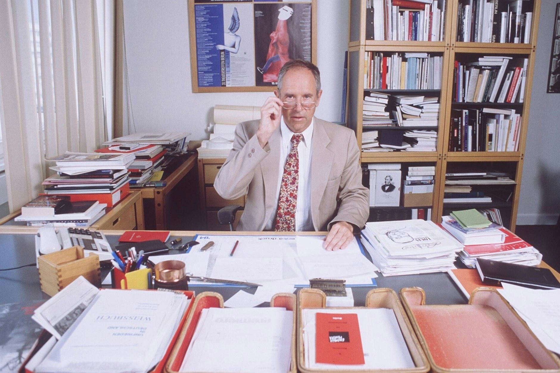 Dr. Ulrich Eckhardt, der langjährige Intendant der Berliner Festspiele, starb jetzt im Alter von 91 Jahren. Hier sitzt er im Jahr 1994 an seinem Schreibtisch.