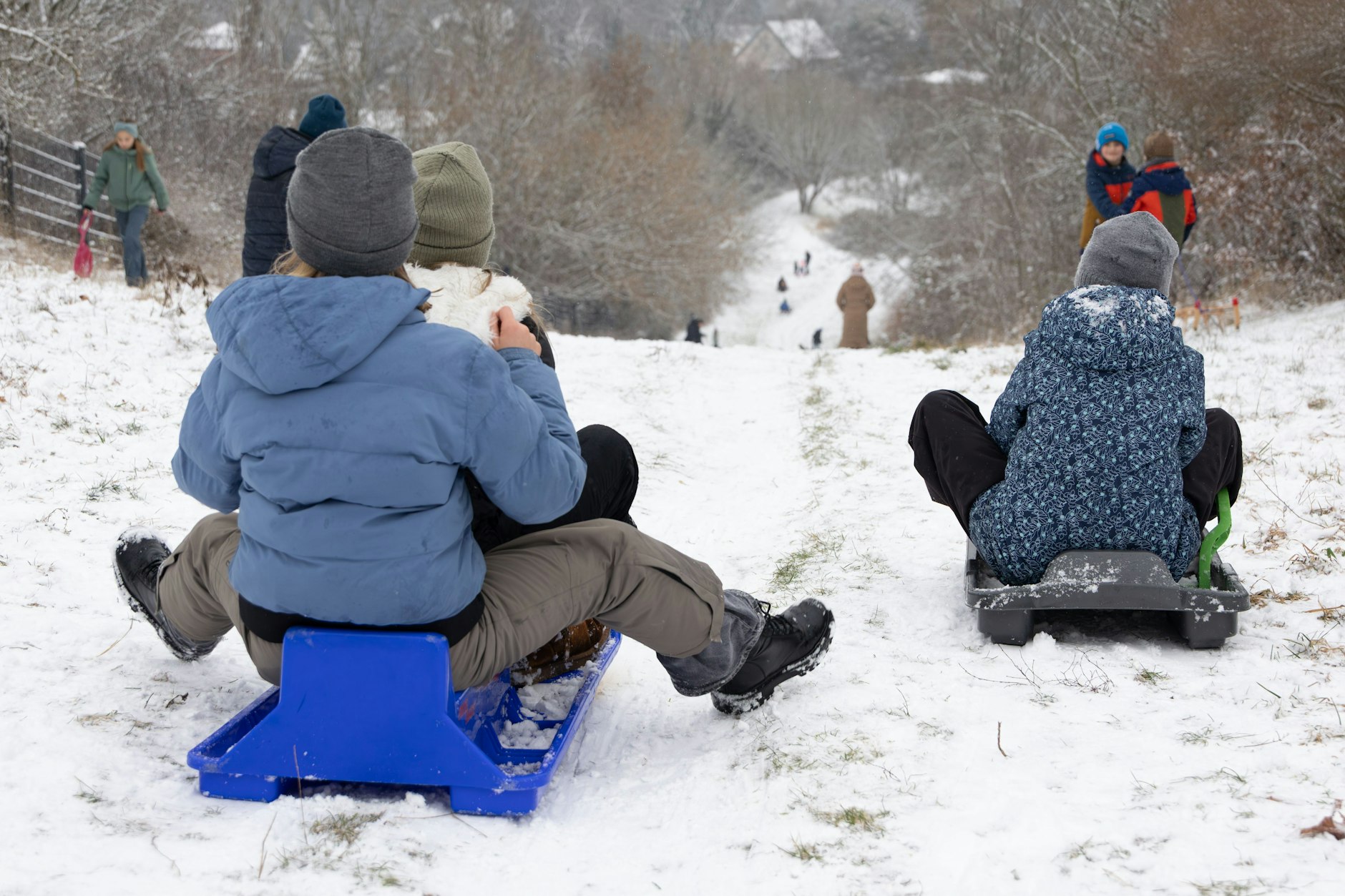 Mit dem ersten Schnee schwangen sich die ersten Kinder in Berlin schon auf ihre Schlitten. Hier wird am Bunzelberg in Bohnsdorf gerodelt.