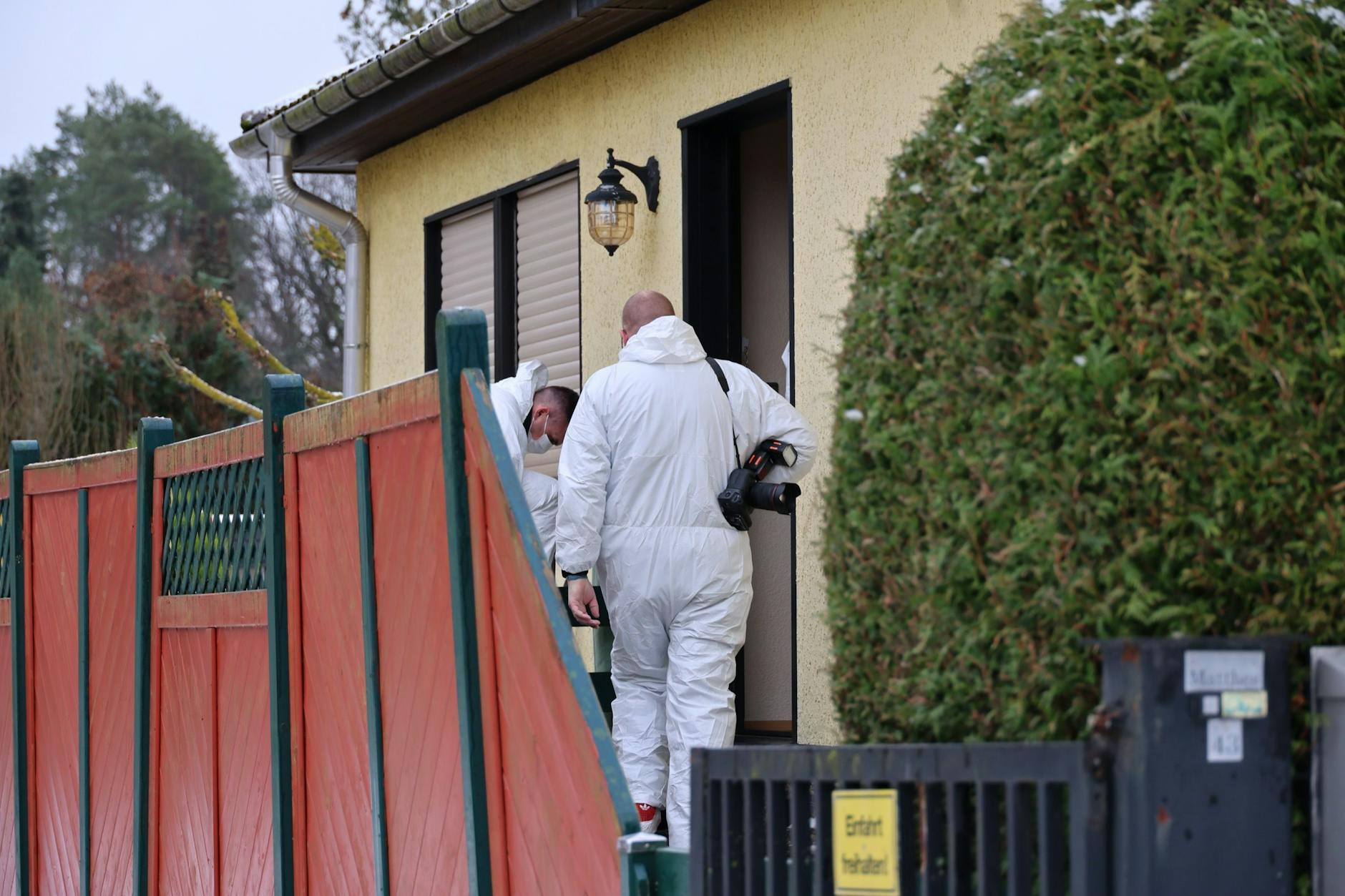 Kriminaltechniker sichern Spuren im Haus im Attendorner Weg in Berlin Tegel.