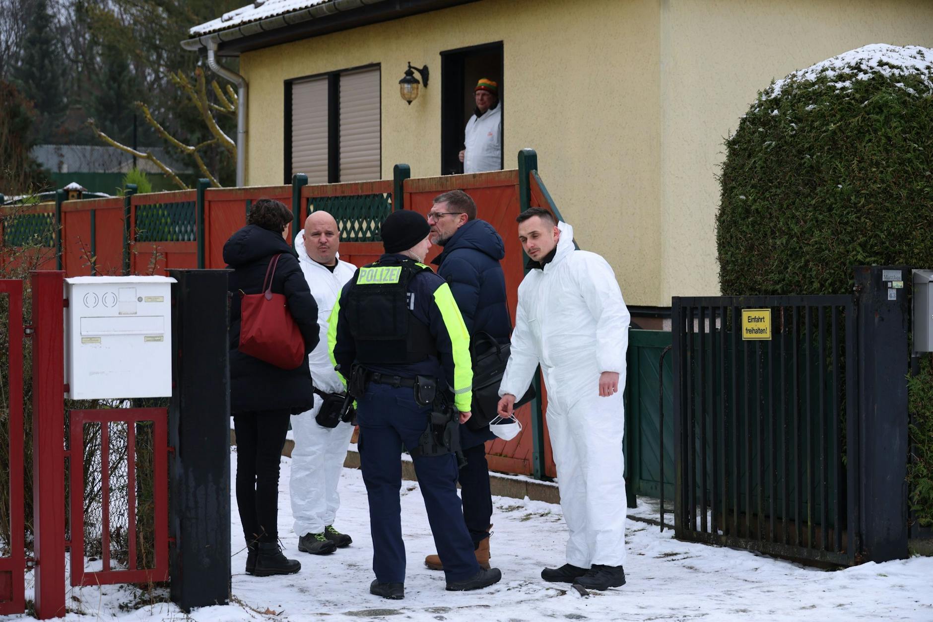 Polizei und Rettungskräfte vor dem Wohnhaus des Ehepaars im Attendorner Weg.
