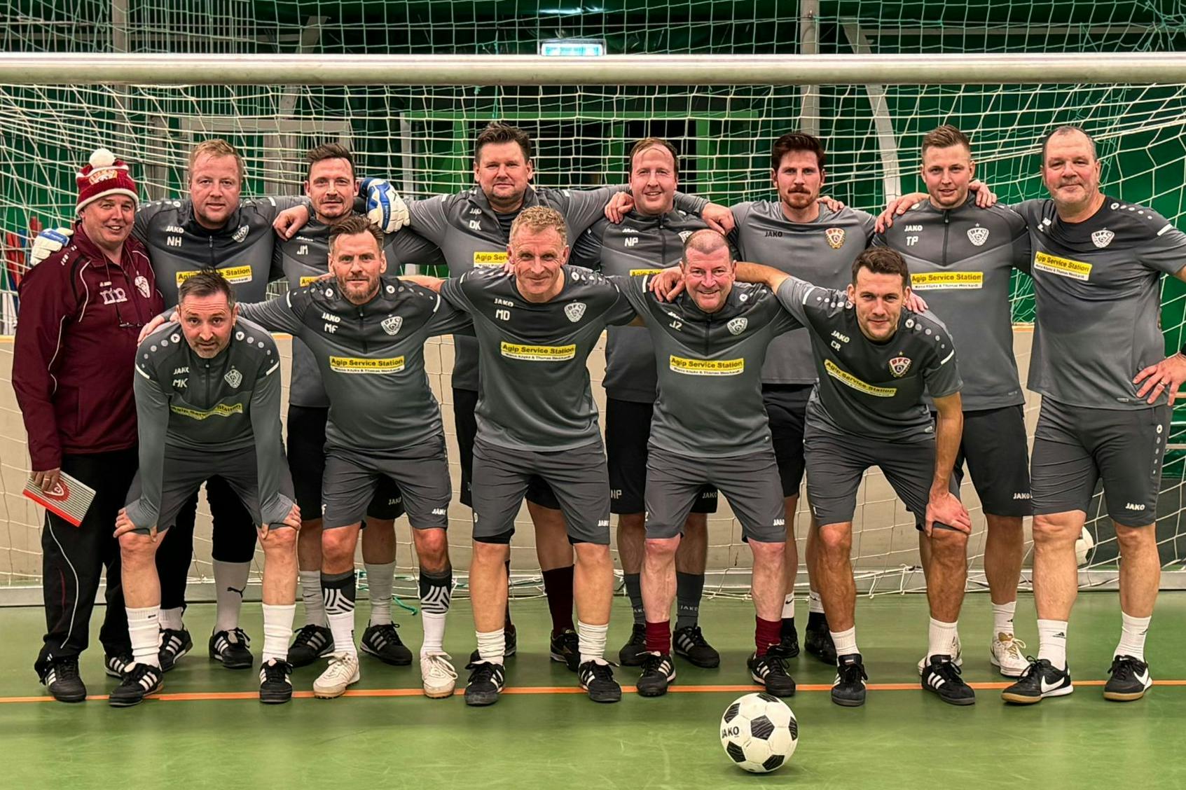 Schnappschuss nach dem Abschlusstraining für das Turnier in Brandenburg: Chris Reher (u. r.) spielt sehr zur Freude von Teamchef Norbert Paepke (l.) jetzt in der Traditionsmannschaft des BFC Dynamo.