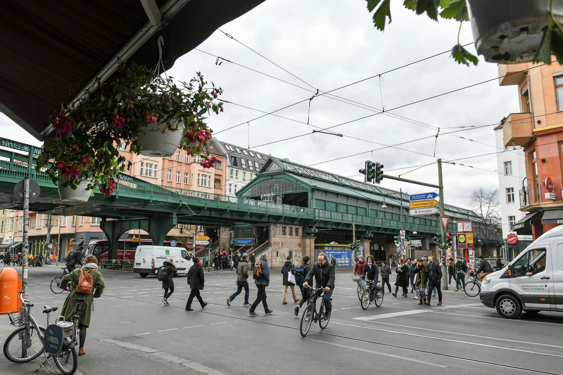Rund um den U-Bahnhof Eberswalder Straße reiht sich längst ein Trend-Laden an den nächsten – der Kiez verändert sich spürbar.