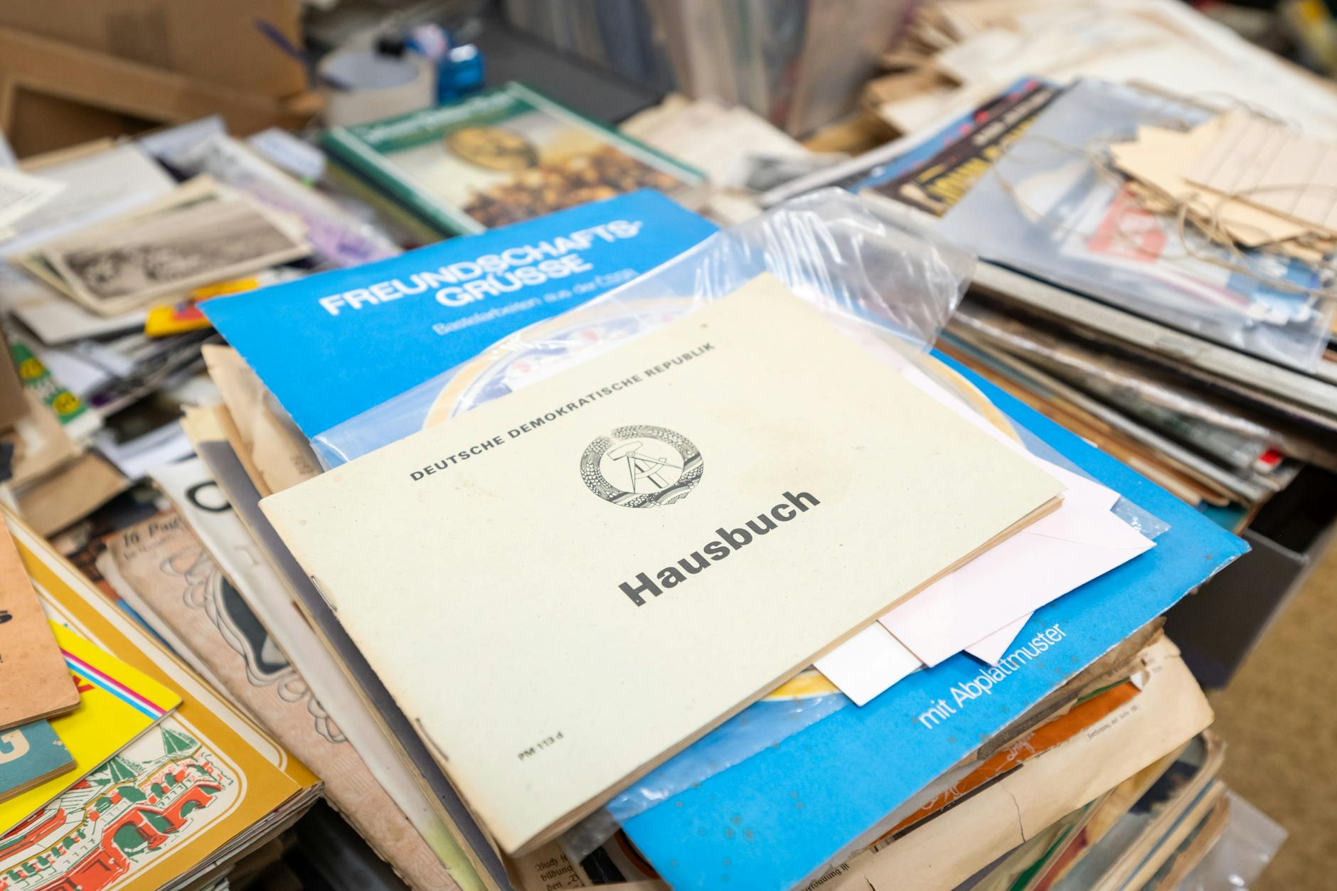 In diesen Büchern stehen die echten Ostbegriffe wie Brigadier und Disponentin.