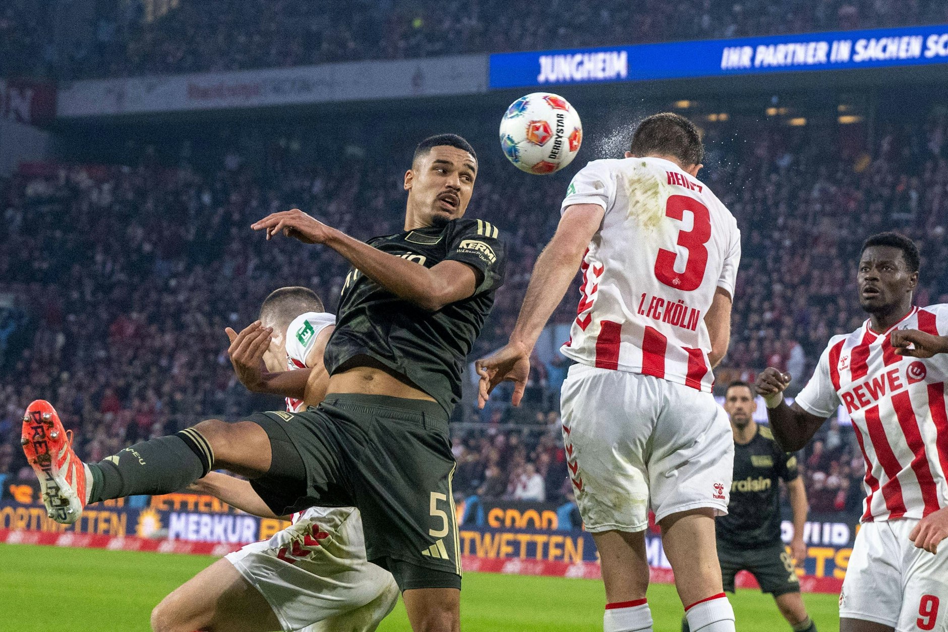 Wie lange verteidigt Danilho Doekhi (l.) noch für Union in der Bundesliga?