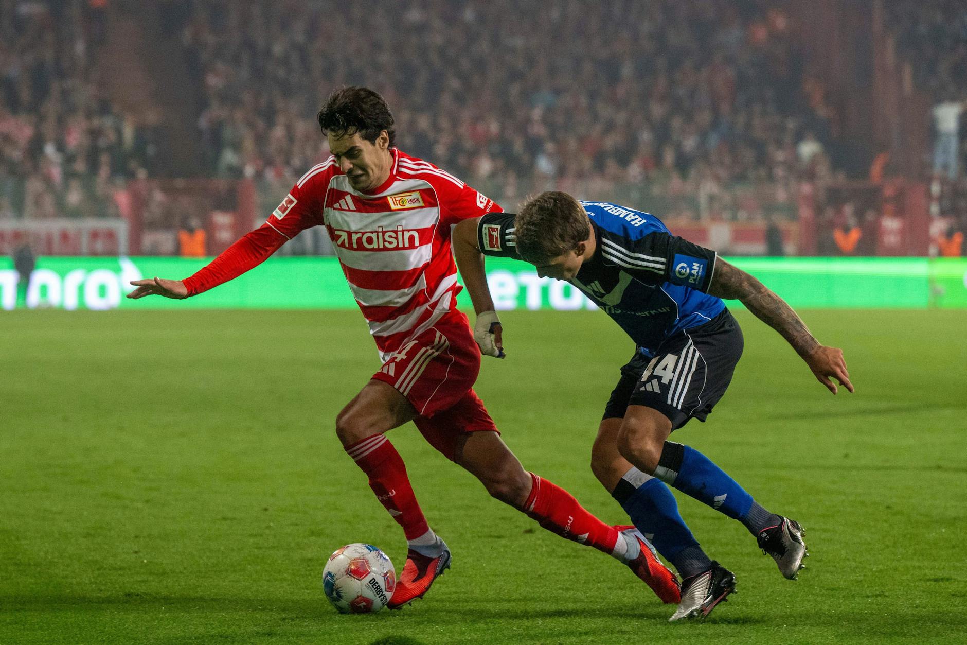 Diogo Leite (l.) im Bundesliga-Duell gegen Hamburgs Mario Vuskovic.