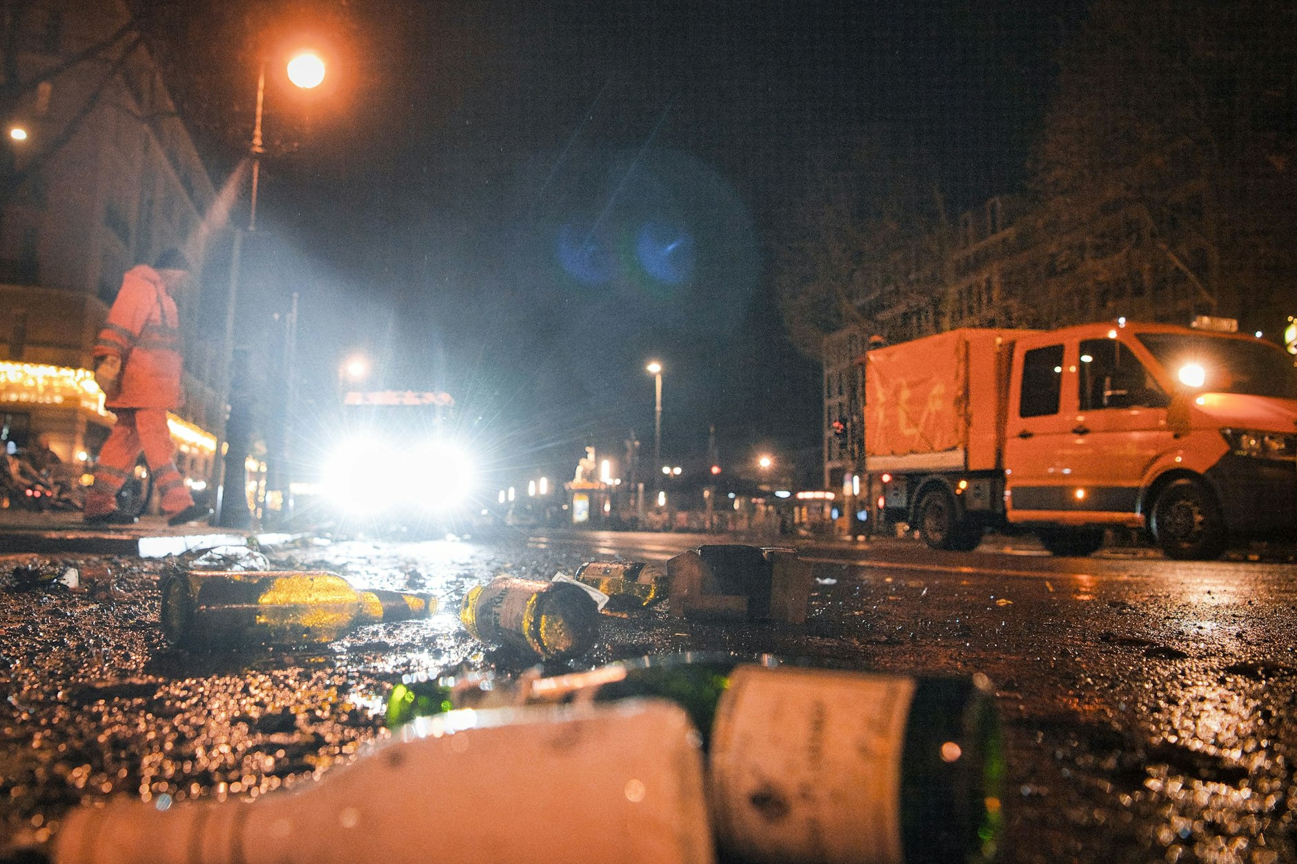 Überall Dreck: Am Morgen nach Silvester säubern Mitarbeiter der BSR die Straße Unter den Linden.