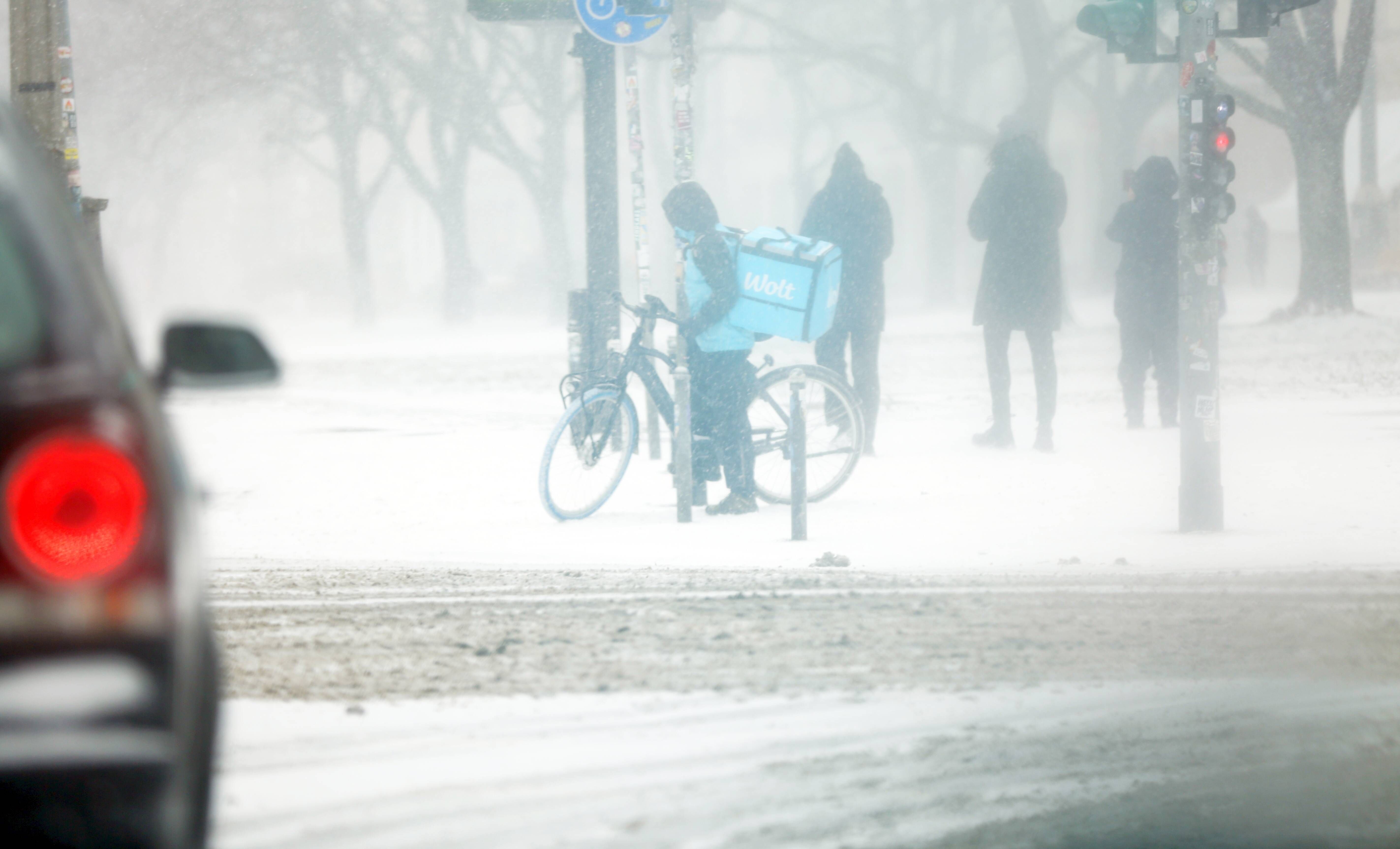 Sturm, Schnee und Glätte rollen jetzt über den Osten