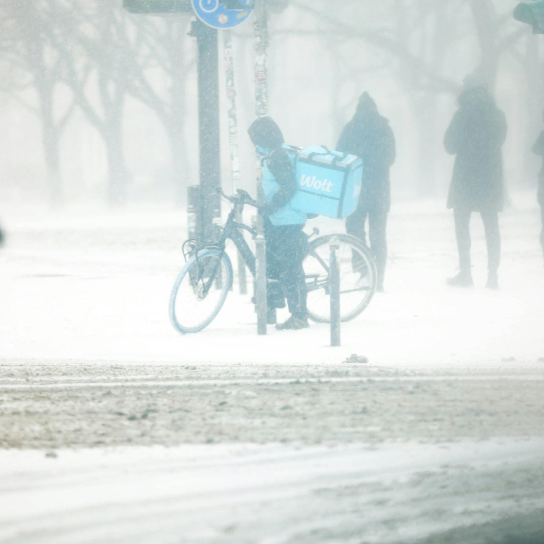 Sturm, Schnee und Glätte rollen jetzt über den Osten