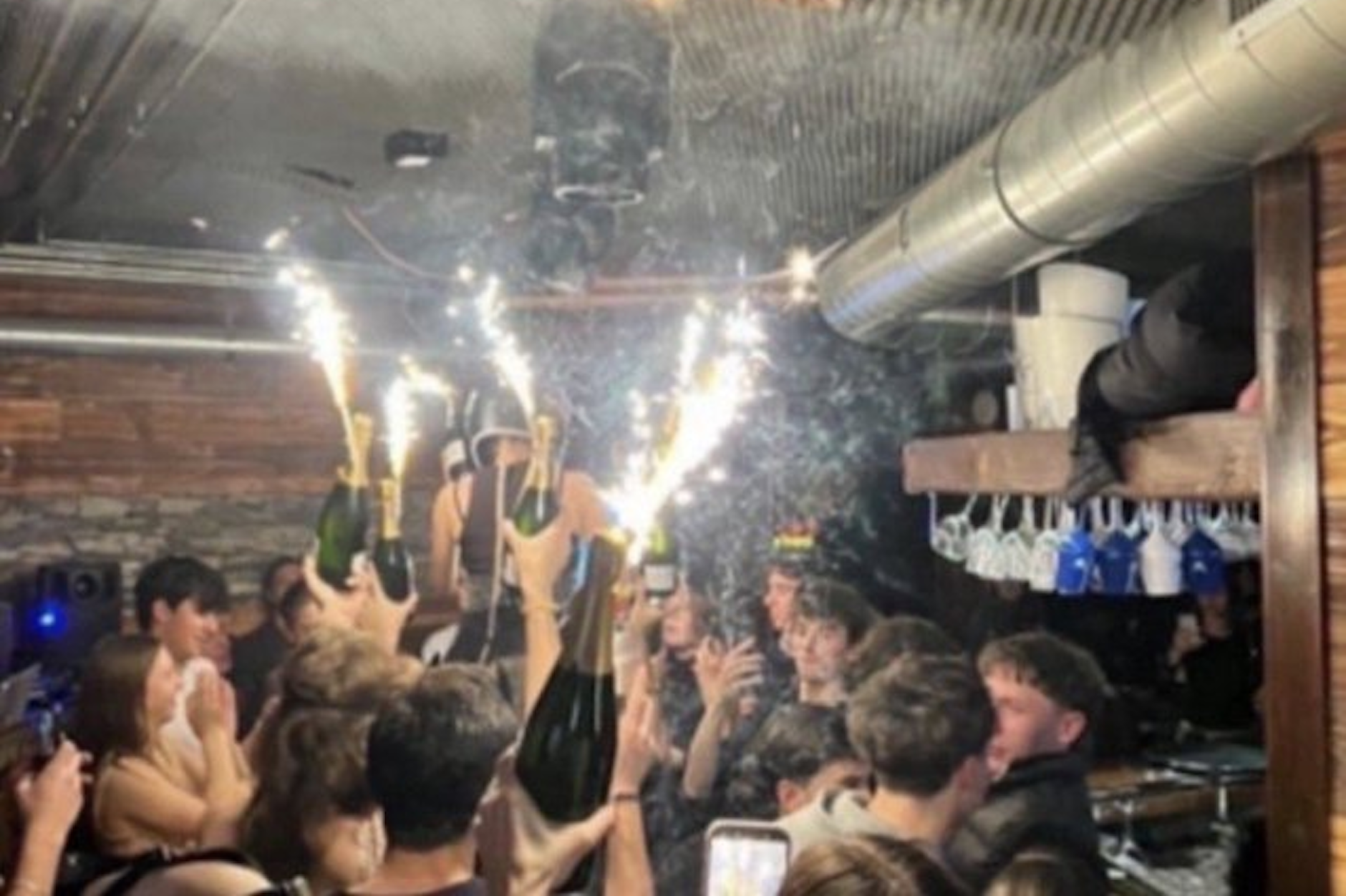 Die Feiernden in der Bar bemerkten zunächst gar nicht, dass die Deckenverkleidung Feuer fing.