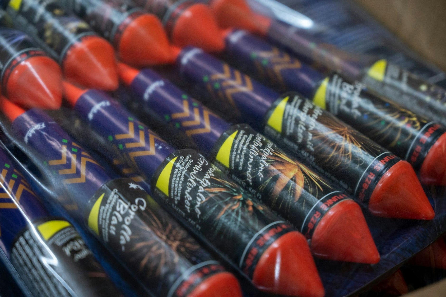 Nicht jedes Feuerwerk, das angeboten wird, ist auch legal. Diese Raketen sind es.