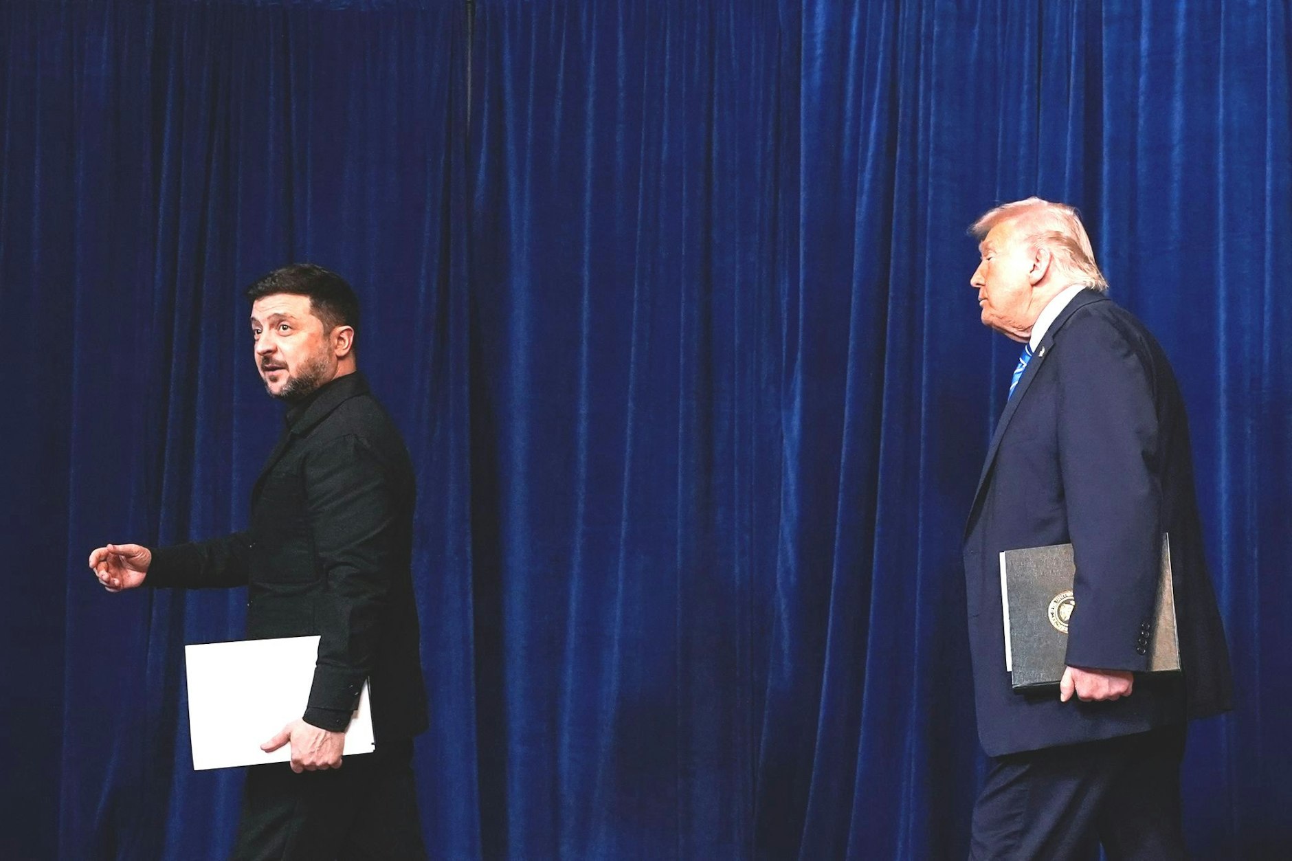 US-Präsident Donald Trump (r) und Wolodymyr Selenskyj (l), Präsident der Ukraine, verlassen eine gemeinsame Pressekonferenz in Trumps Mar-a-Lago Club.