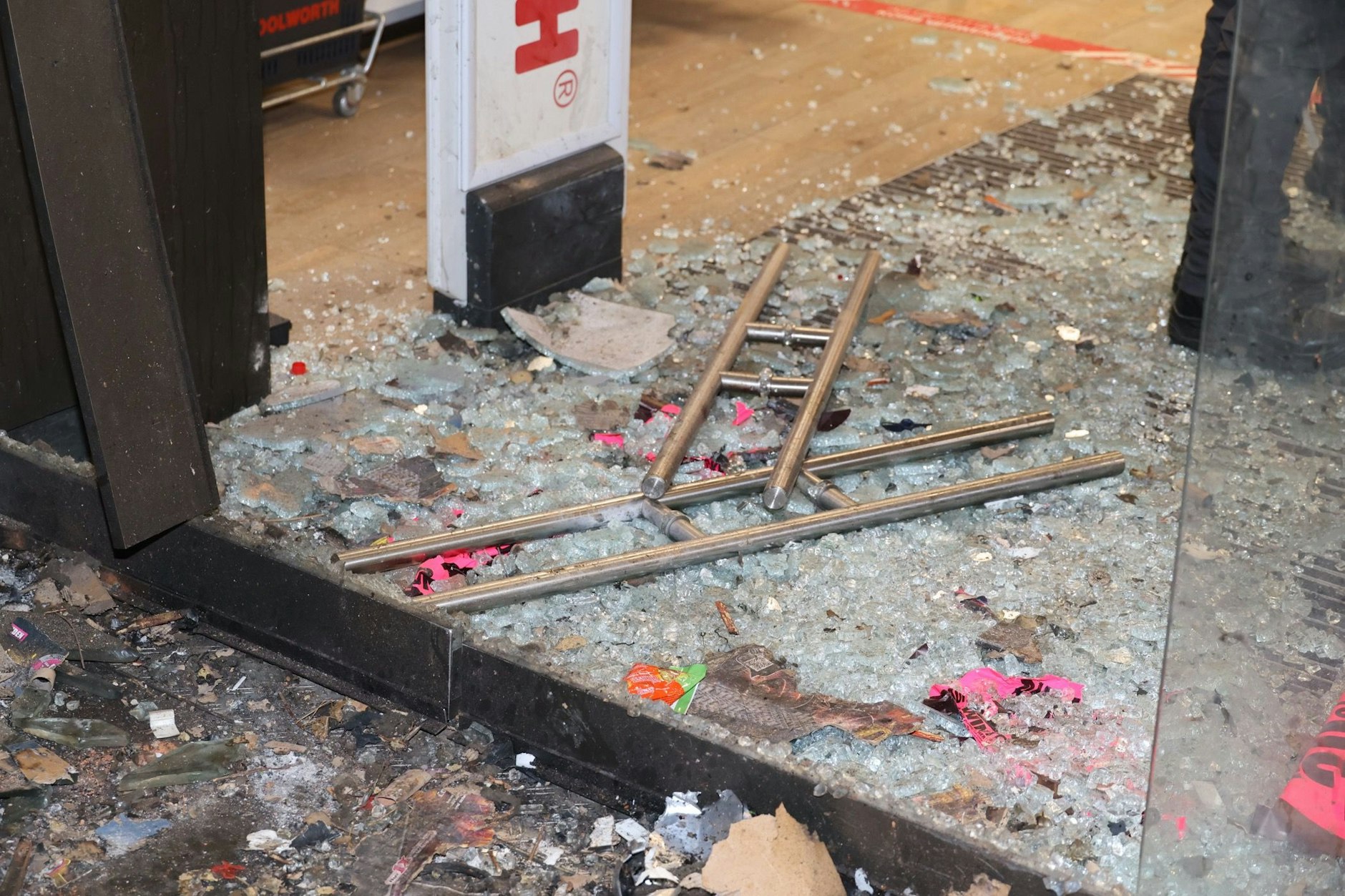 Mehrere Scheiben gingen in der Woolworth-Filiale zu Bruch.