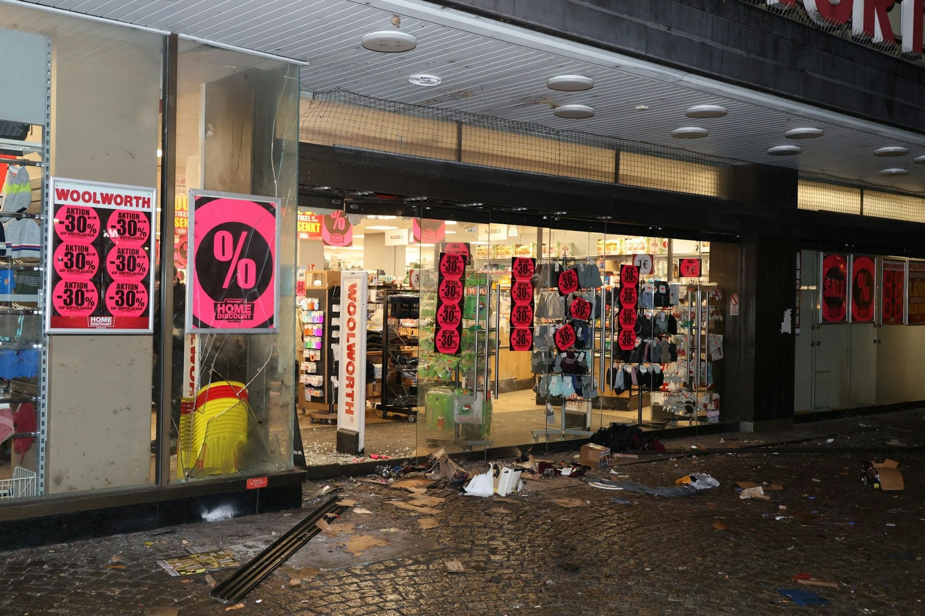 Der zerstörte Eingang der Woolworth-Filiale in Spandau, wo die Kugelbombe explodierte.