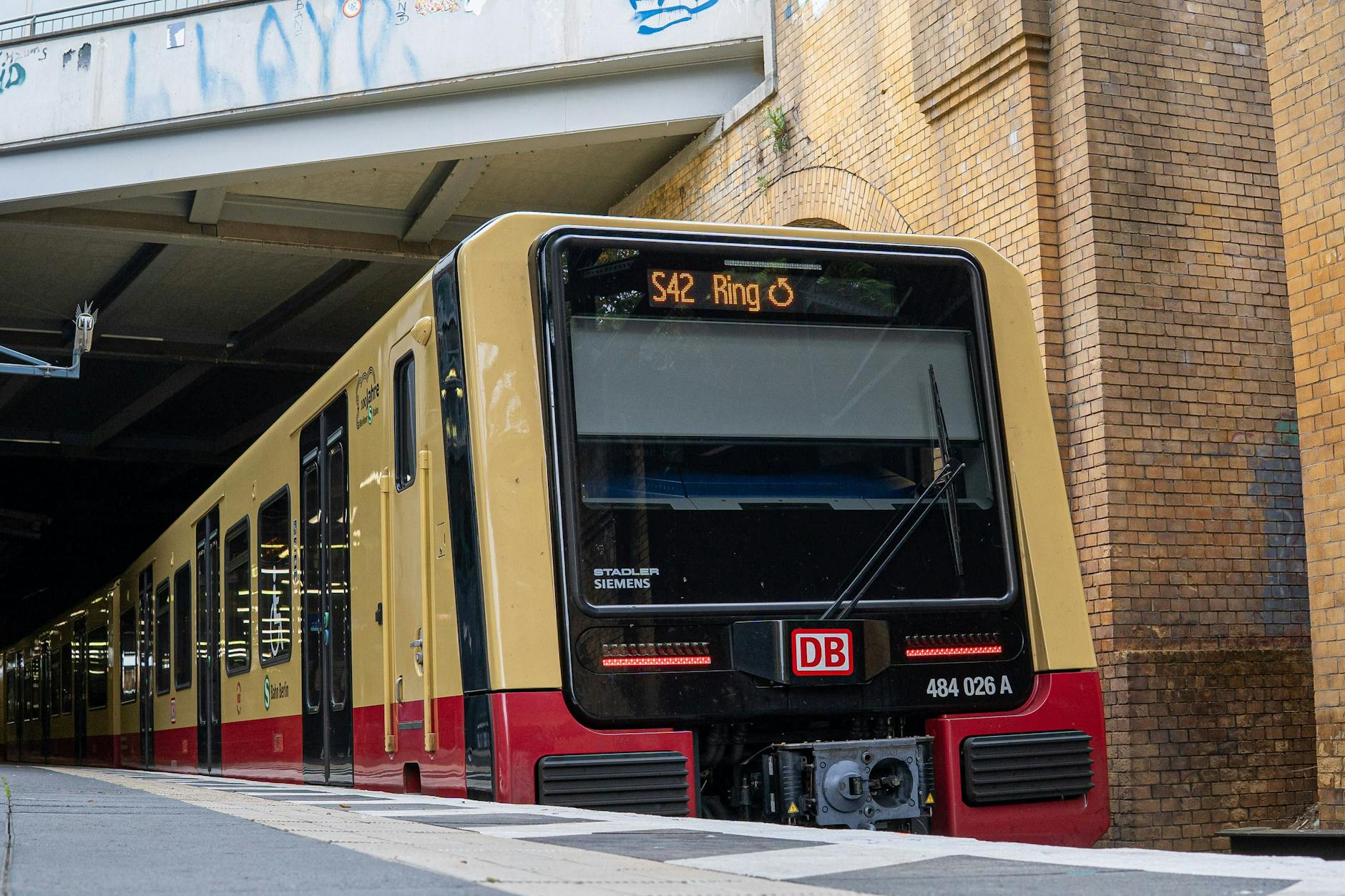 Die S-Bahn-Ringbahn S42 bleibt unterbrochen, Ersatzbusse sind eingerichtet.