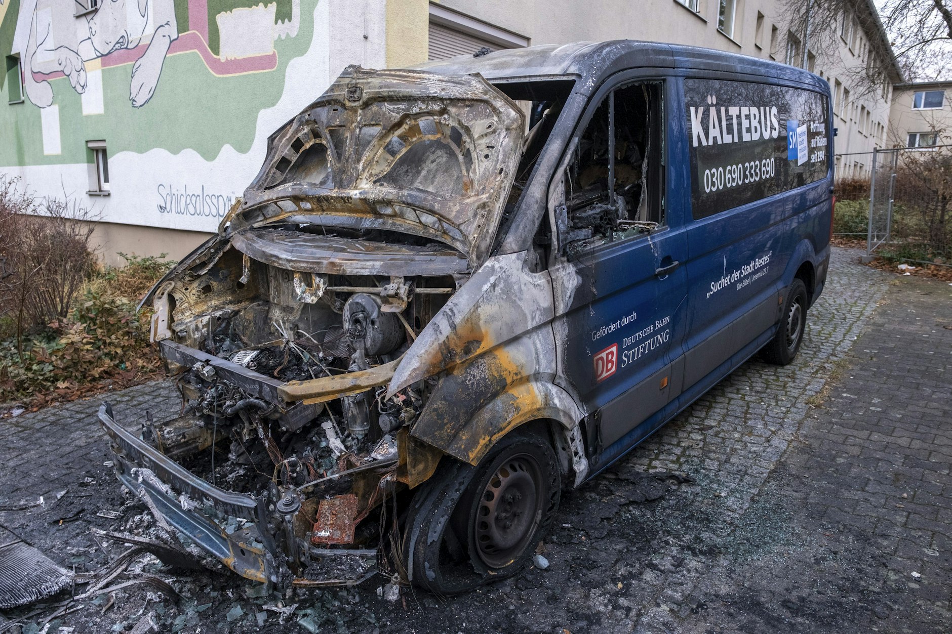 Erneut wurde ein Bus der Berliner Stadtmission angezündet.