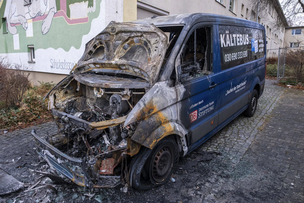 Weiterer Kältebus für Obdachlose angezündet – Verdächtiger auf frischer Tat ertappt