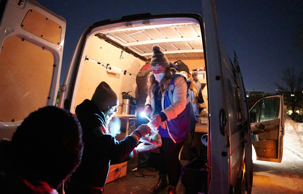 Nach-Brandstiftung-an-K-ltebussen-Berliner-zeigen-Herz