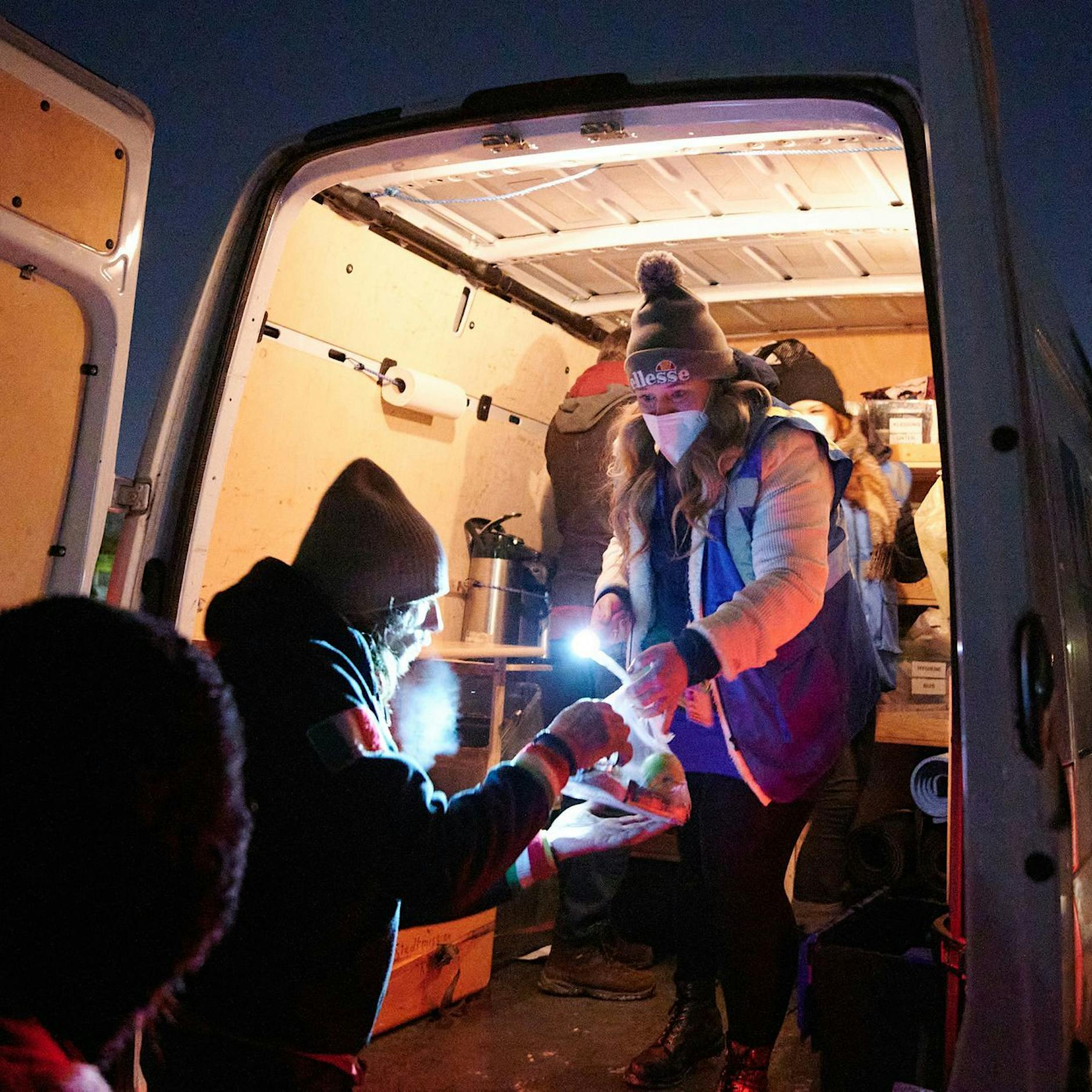 Nach Brandstiftung an Kältebussen – Berliner zeigen Herz