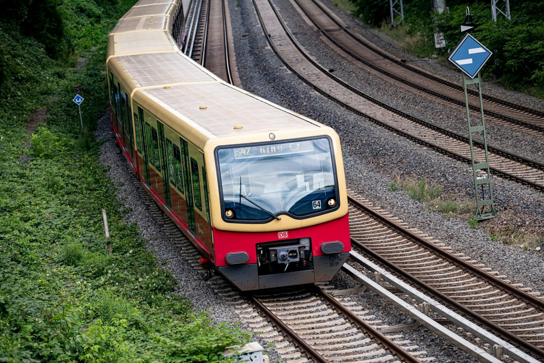 Die Ringbahn ist derzeit wegen Vandalismus unterbrochen.
