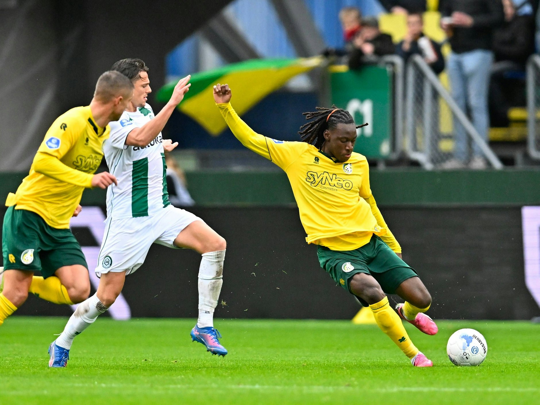 Ryan Fosso (r.) von Fortuna Sittard in Aktion. Der Schweizer ist bekannt für seine präzisen Pässe beim Spielaufbau.