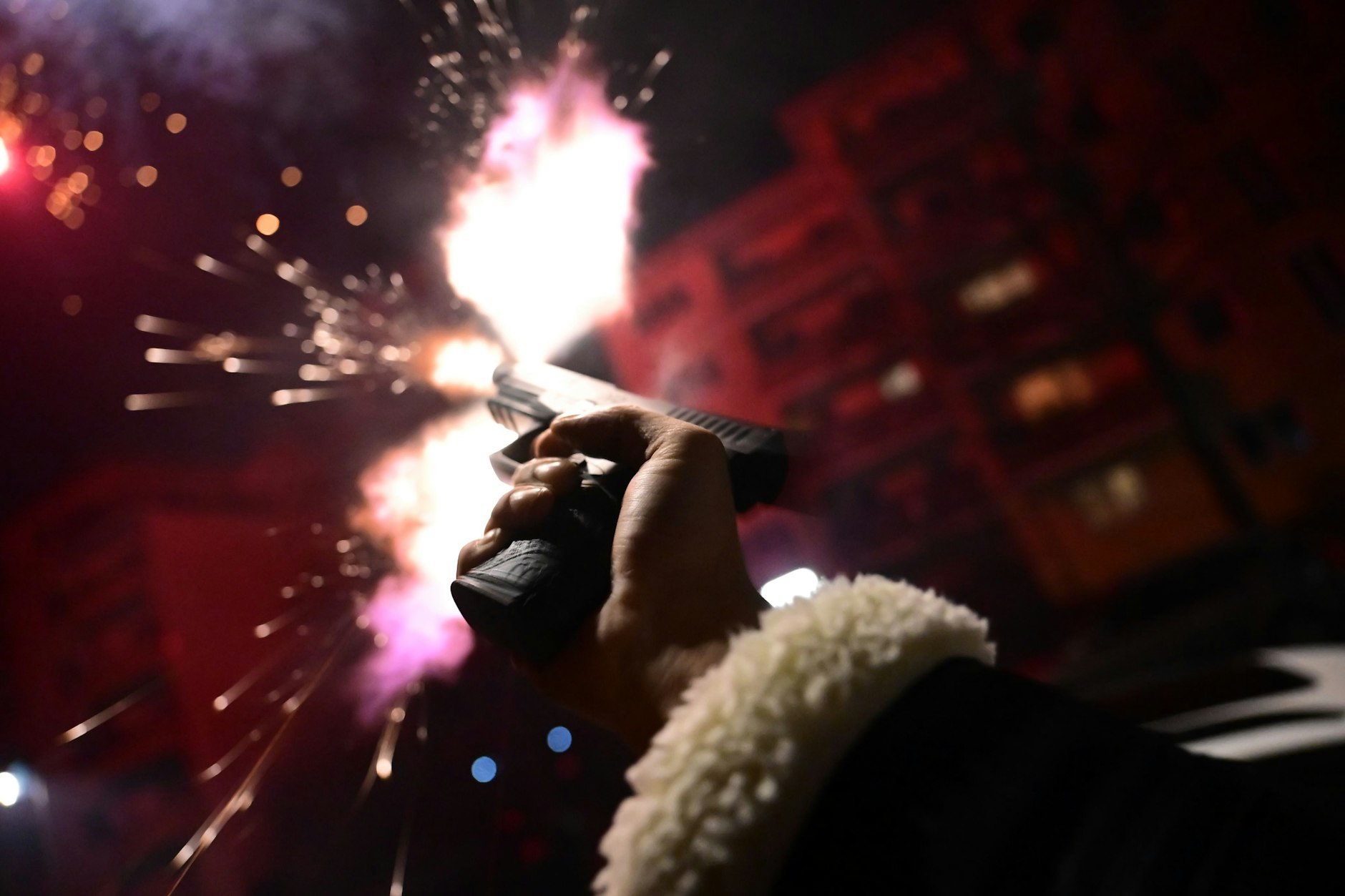 Ein Mann schießt während der Silvesternacht mit einer Schreckschusspistole.