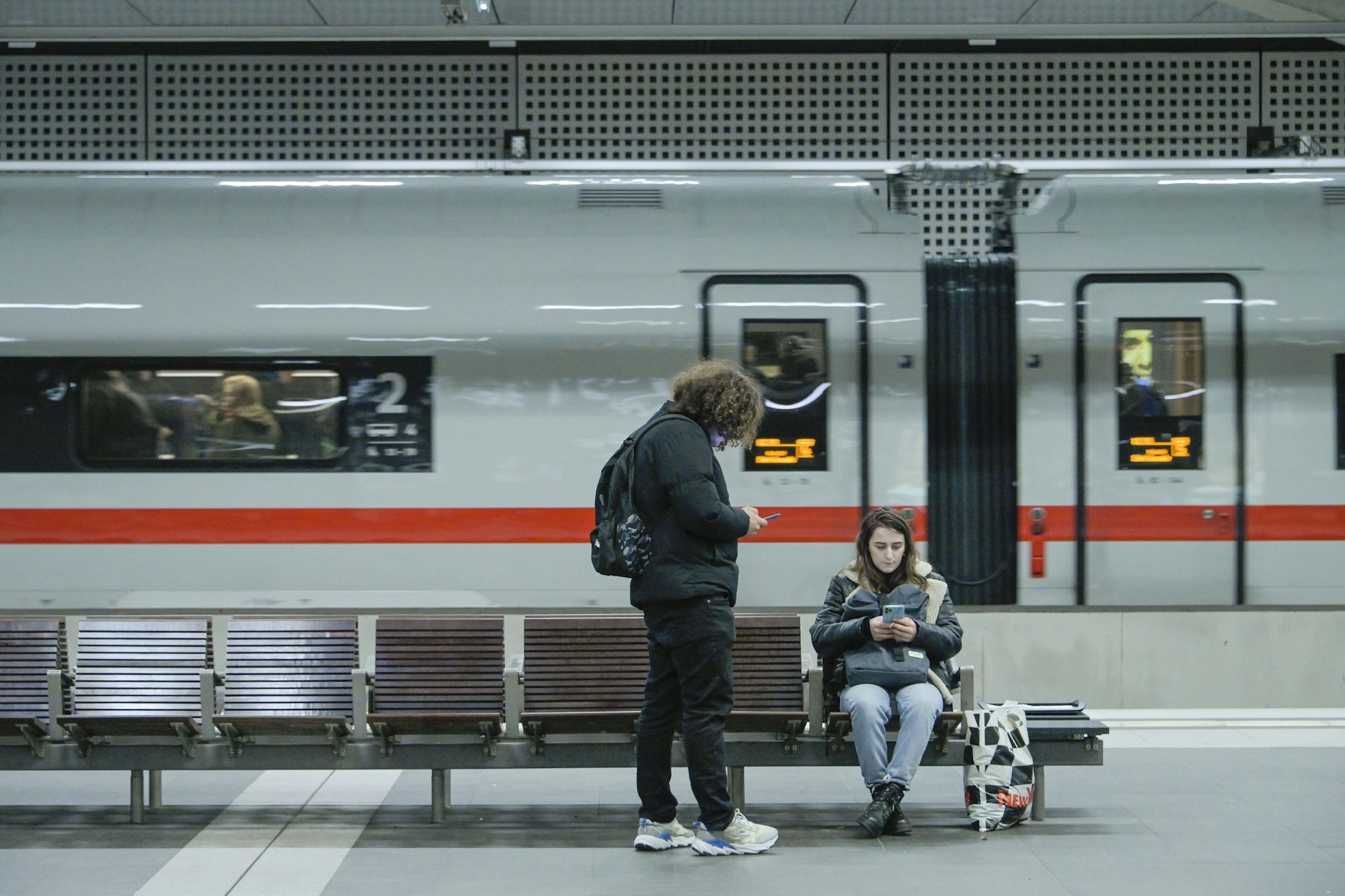 Das Bahnchaos in Deutschland nimmt immer dramatischere Züge an. Als unsere Kolumnistin ihren ICE verpasst, platzt ihr endgültig der Kragen.