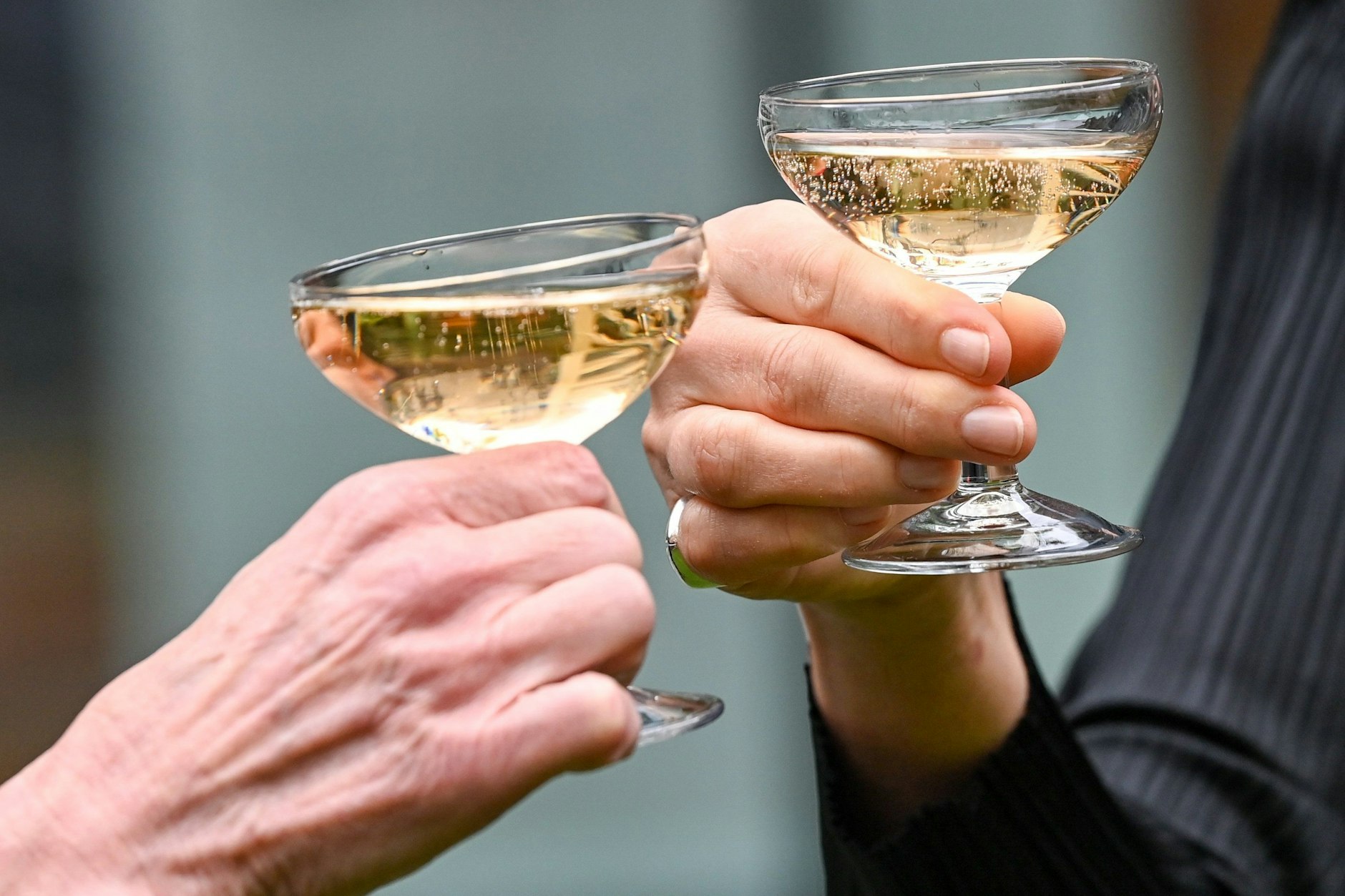 Anstoßen mit Champagner: Lohnt sich der Verzicht auf Alkohol für einen Monat?