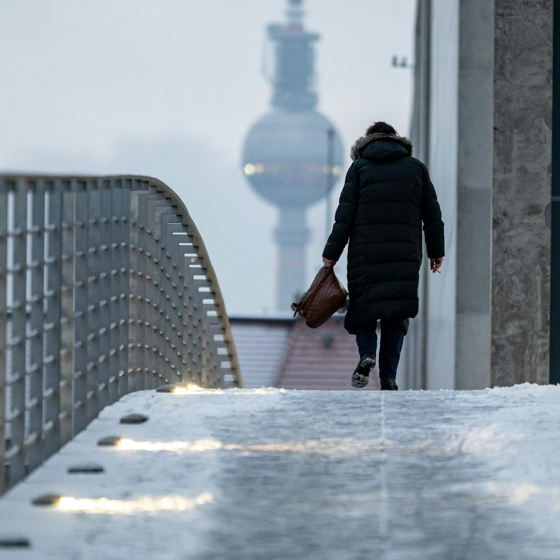 Der Winter kommt mit Schneeflocken, Eis und Sturm zurück