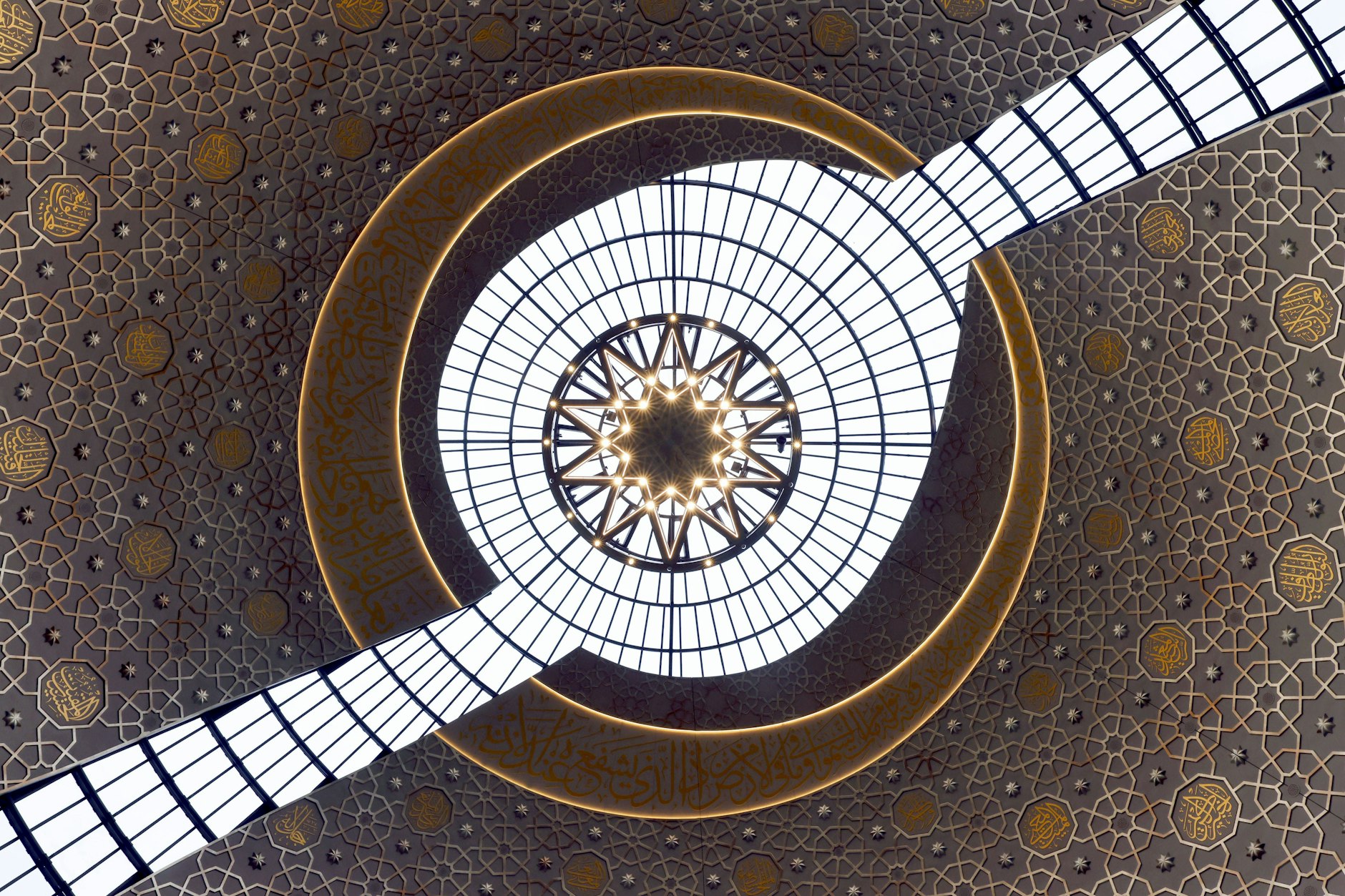 Innenansicht der Ditib-Zentralmoschee in Köln-Ehrenfeld am Tag der Offenen Moschee