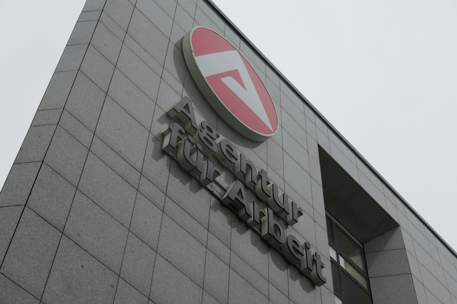 Die Kosten der Arbeitslosigkeit steigen nach einer Berechnung des Instituts für Arbeitsmarkt- und Berufsforschung (IAB) weiter an.