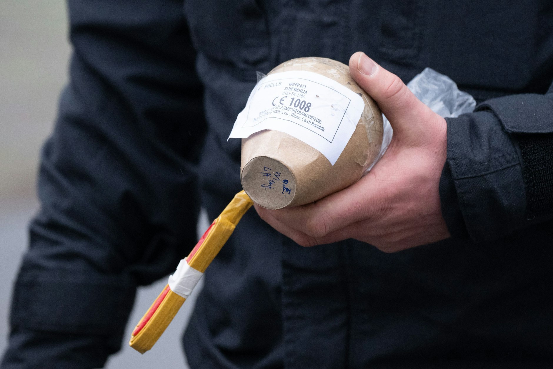 Eine von der Polizei sichergestellte Kugelbombe.