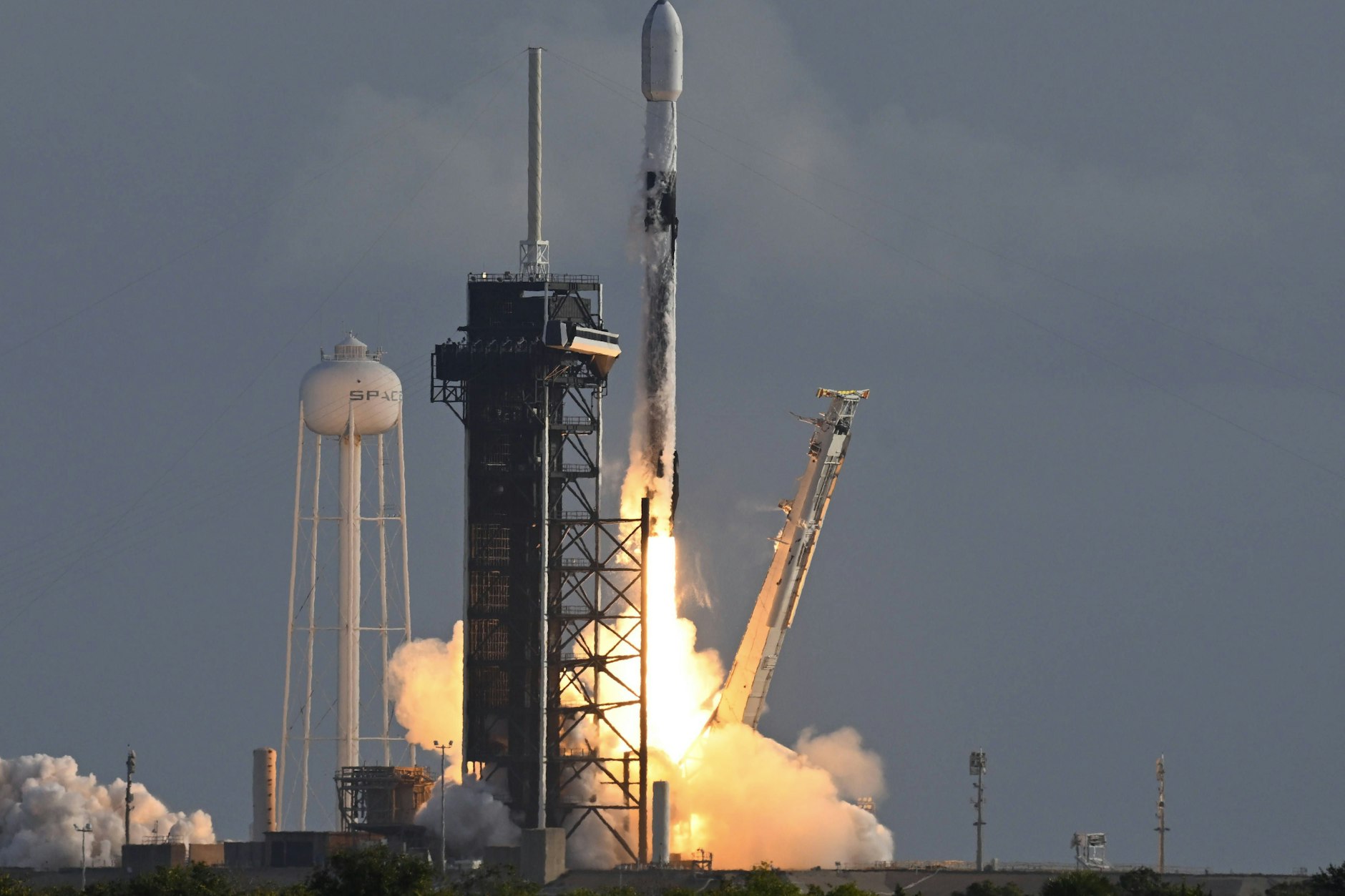 SpaceX startet 42 Uhr vom Kennedy Space Center 29 Starlink‑Satelliten mit einer Falcon‑9‑Rakete.