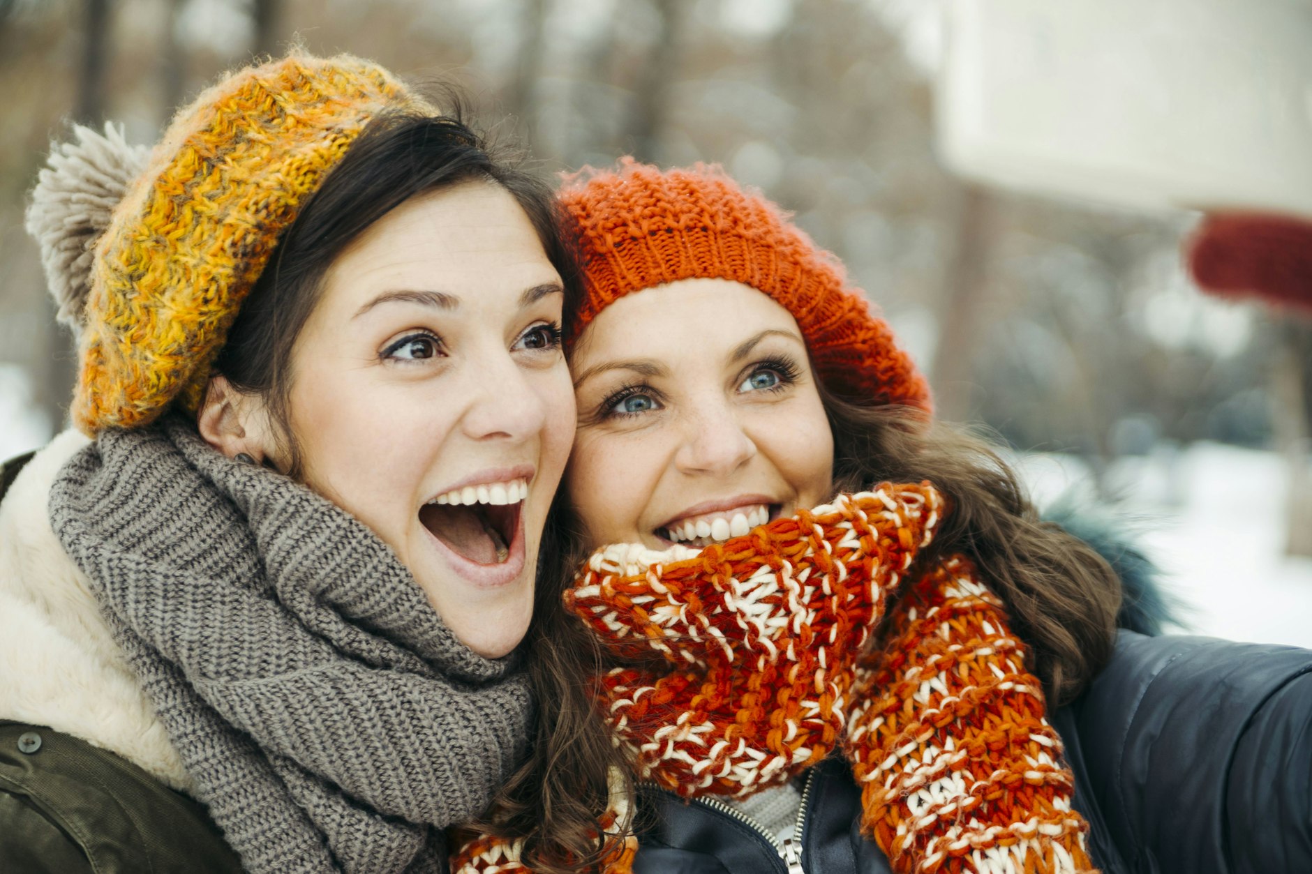 Zwei Freundinnen machen ein Foto: Enge soziale Bindungen lassen laut Studien unser Gehirn langsamer altern.