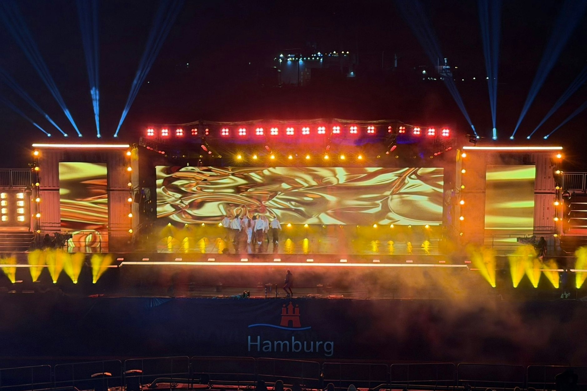 Auf einer schwimmenden Bühne traten die Showacts der Silvestersause auf.