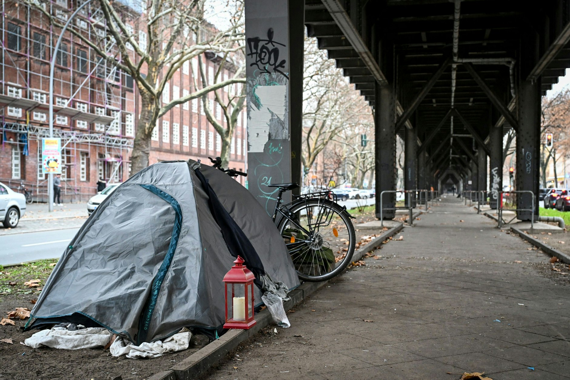 Drei Männer konnten gemeinsam von Polizei und Passanten aus einem brennenden Obdachlosenlager in Berlin-Charlottenburg gerettet werden.