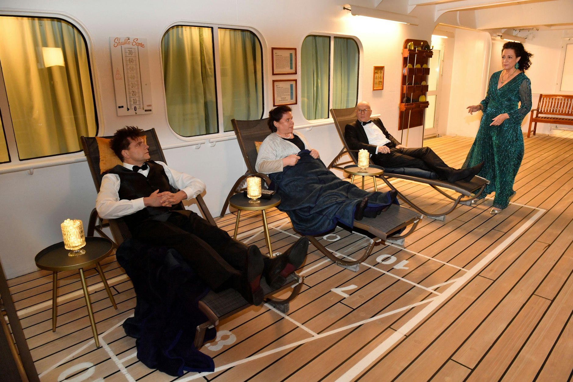 Hanna Liebhold (Barbara Wussow, r.) ist besorgt: Was planen Emilia Gronewald (Nadine Wrietz, 2.v.l.), Oliver Stiller (Götz Schubert, 2.v.r.) und Peter Keller (Lutz van der Horst, l.)?