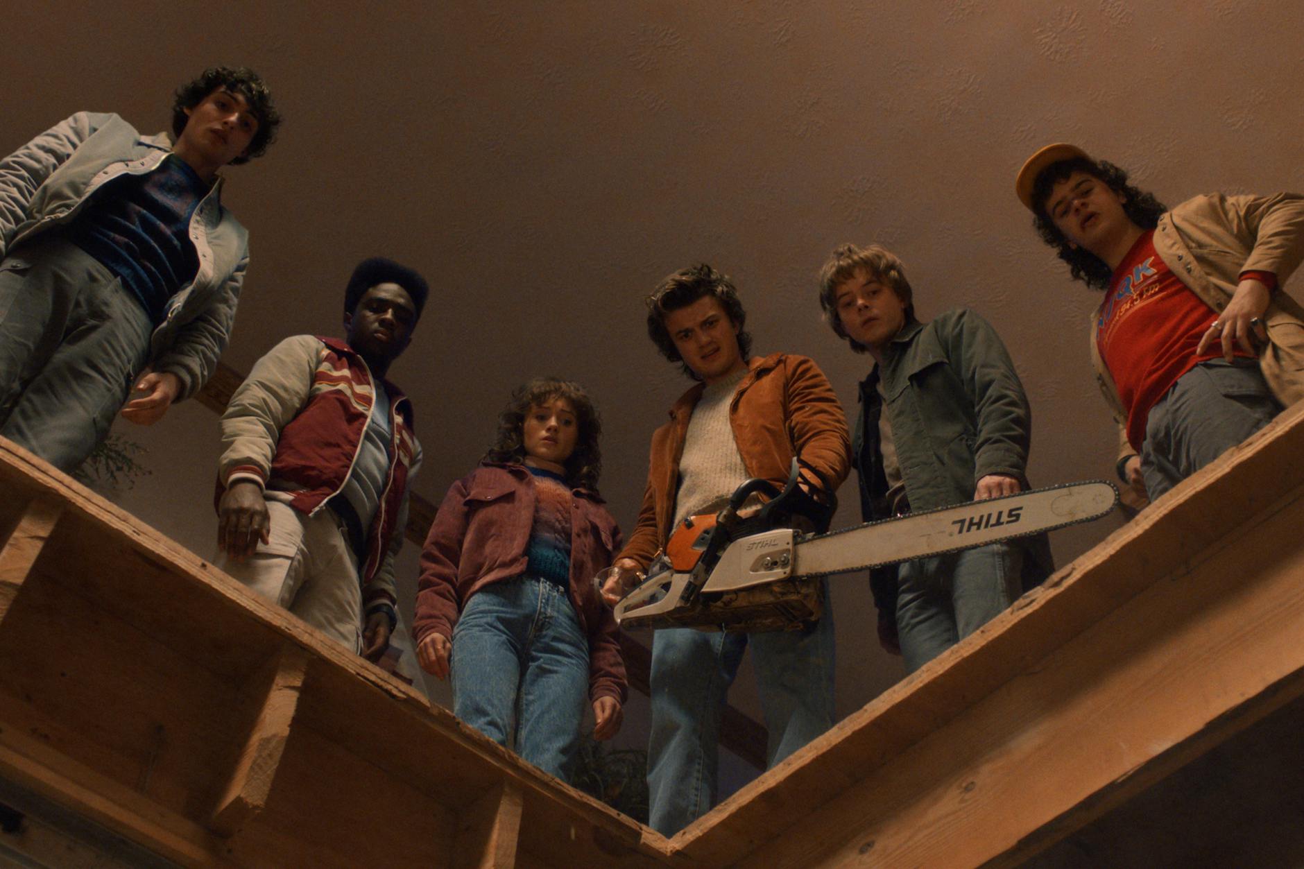 Finn Wolfhard (v.l.n.r.), Caleb McLaughlin, Natalia Dyer, Joe Keery, Charlie Heaton, Gaten Matarazzo in der fünften Staffel von „Stranger Things“.