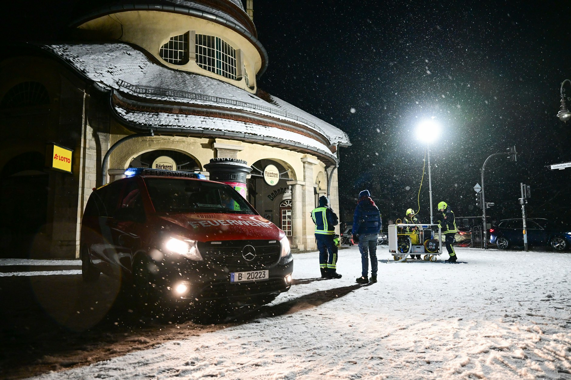 Hilfepunkt der Feuerwehr am Mexikoplatz. Hunderte Rettungskräfte sind im Süden Berlins im Einsatz.