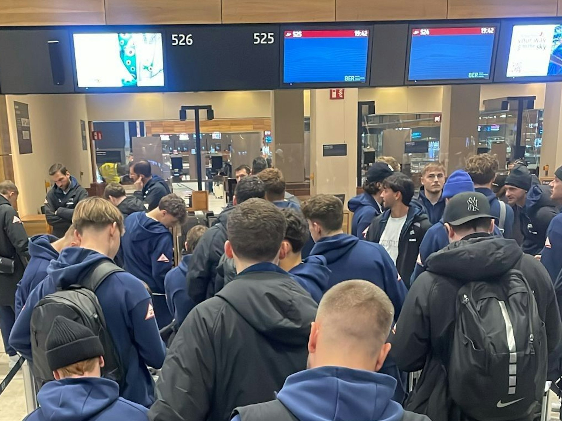 Einchecken zum zweiten Flug per Charter. Herthas Profis mussten viel Geduld bei der Abreise mitbringen, verharrten sechs Stunden am BER.