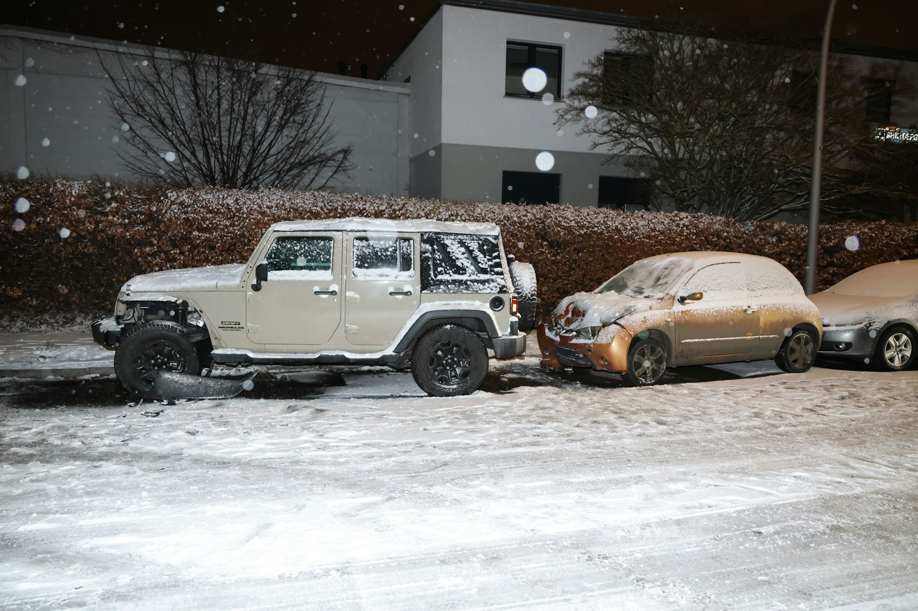 Ein Autofahrer rammte in Berlin einen Jeep, der sich wiederum in einem anderen PKW schob.
