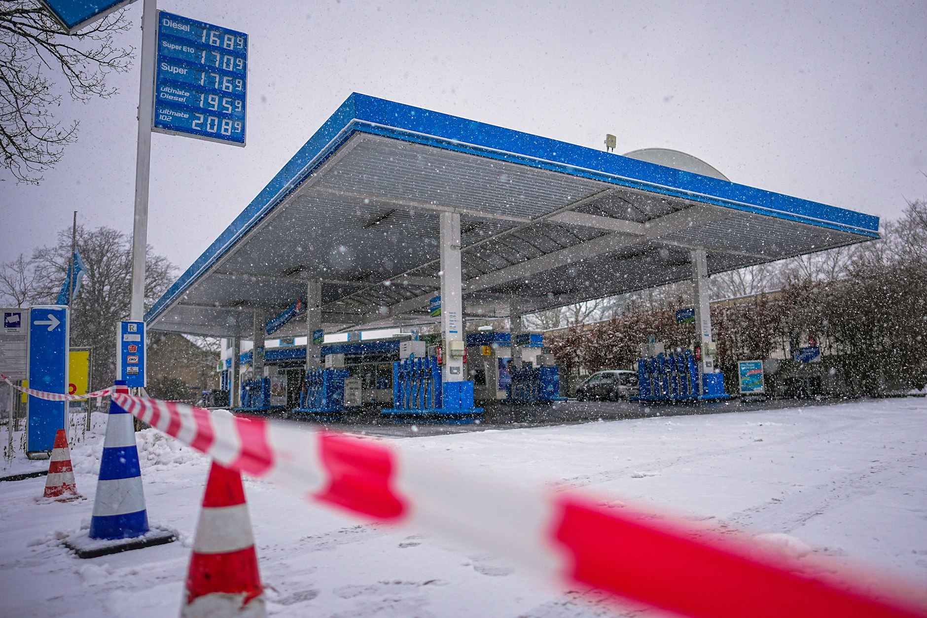 Eine Tankstelle musste wegen des Stromausfalls schließen, die Zufahrt wurde gesperrt.